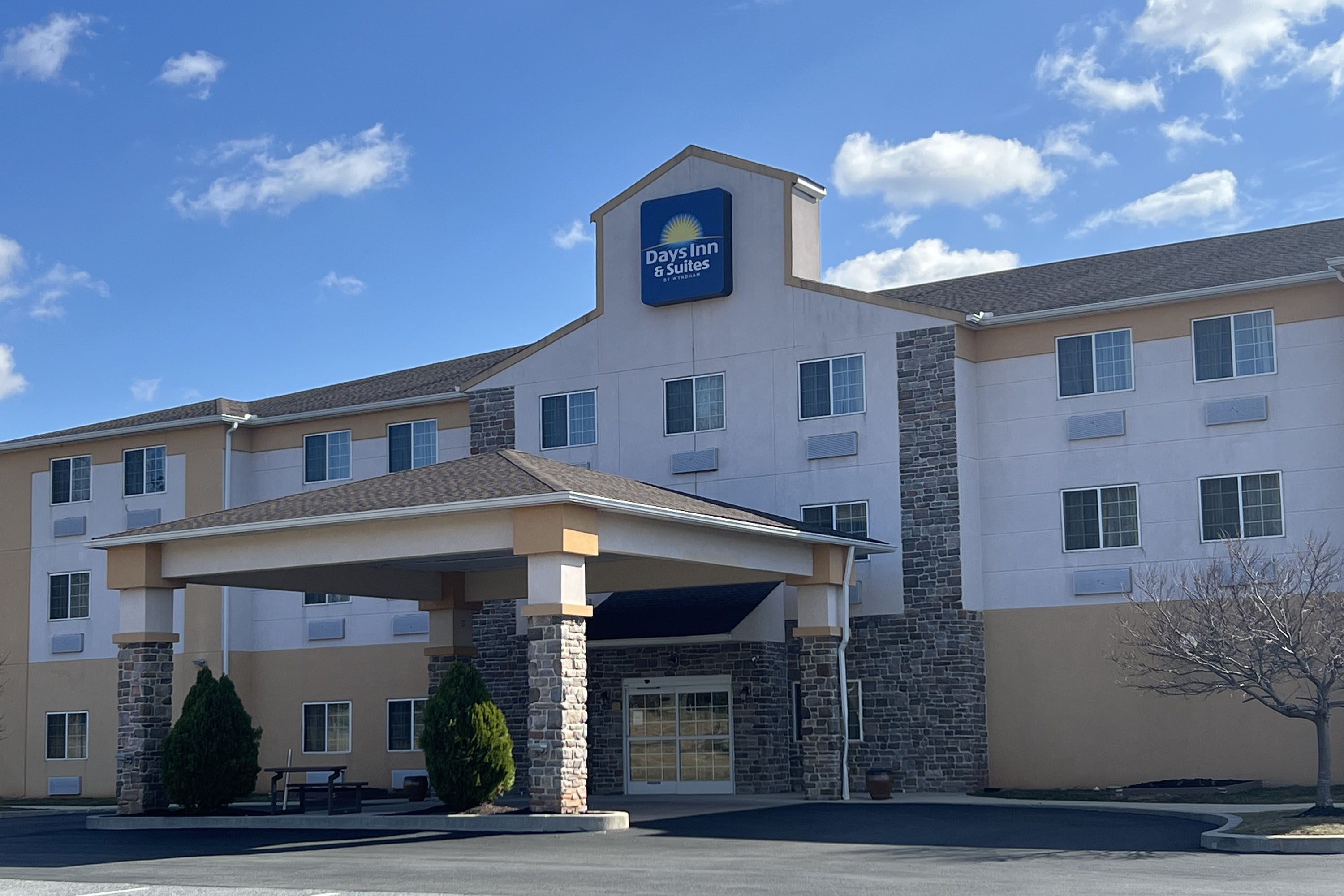 Exterior of Days Inn & Suites by Wyndham Manheim Lebanon hotel in Manheim, Pennsylvania