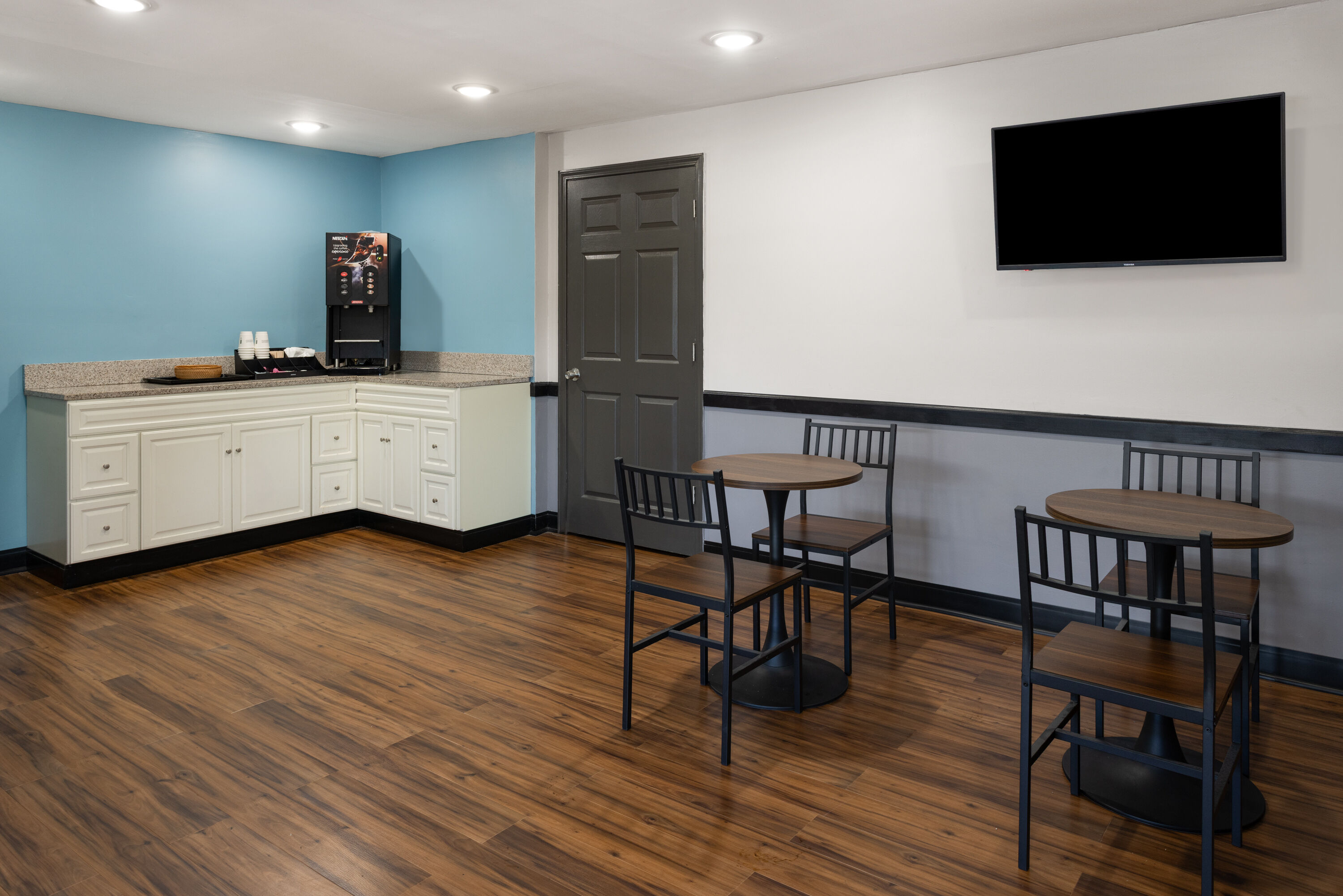 Days Inn by Wyndham Moosic restaurant breakfast area with seating in Moosic, Pennsylvania