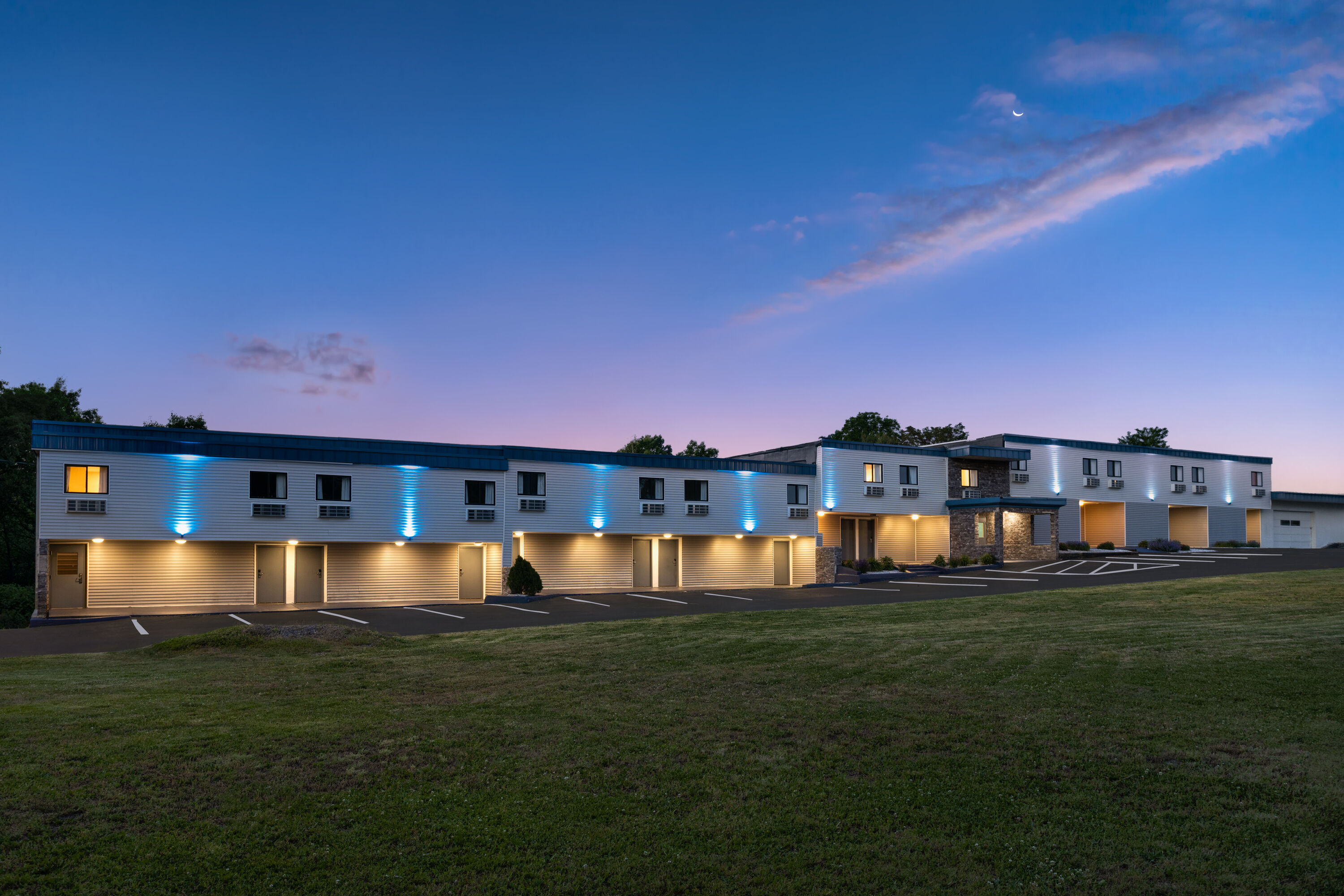 Exterior Dusk Image of Days Inn by Wyndham Moosic hotel in Moosic, Pennsylvania