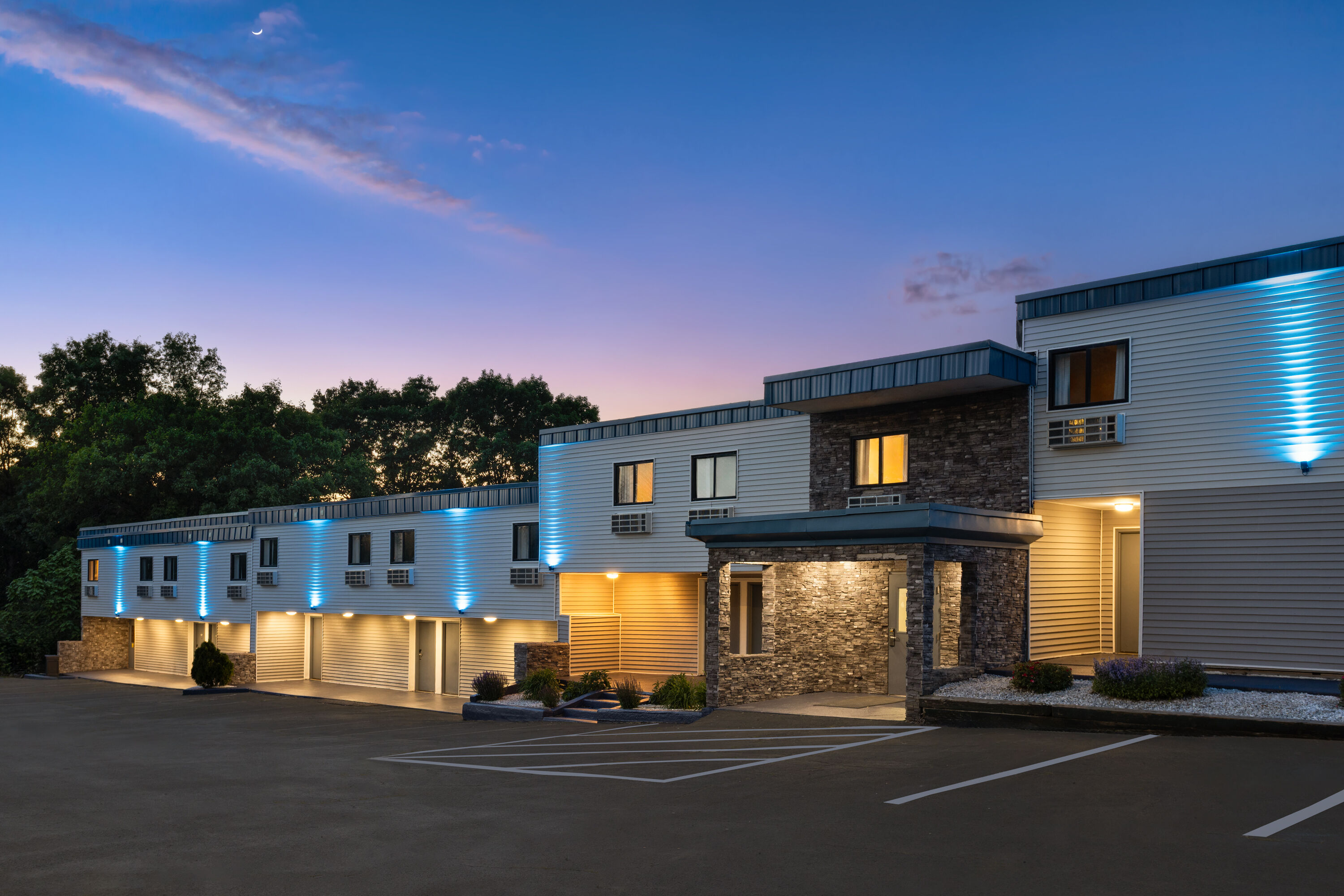 Exterior Dusk Image of Days Inn by Wyndham Moosic hotel in Moosic, Pennsylvania
