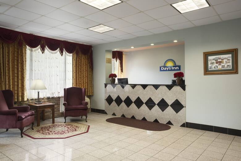 Days Inn Oil City Conference Center Hotels Pa 16301 Days Inn Oil City Conference Center Hotel Lobby In Pennsylvania