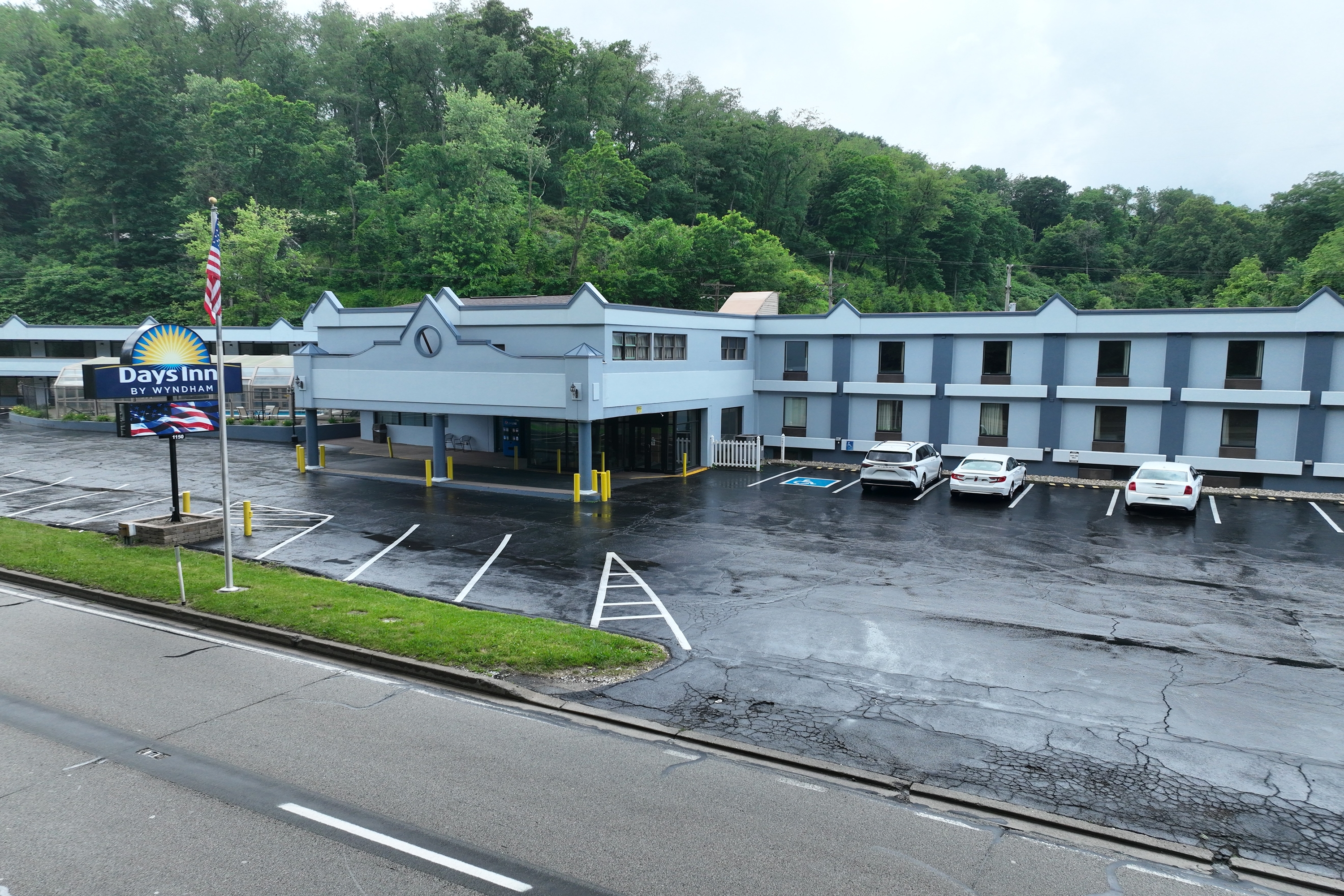 Exterior of Days Inn by Wyndham Pittsburgh hotel in Pittsburgh, Pennsylvania