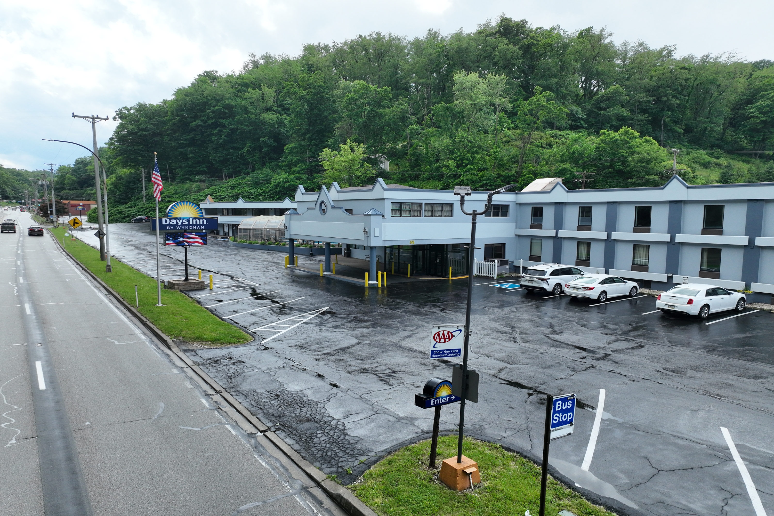 Exterior of Days Inn by Wyndham Pittsburgh hotel in Pittsburgh, Pennsylvania