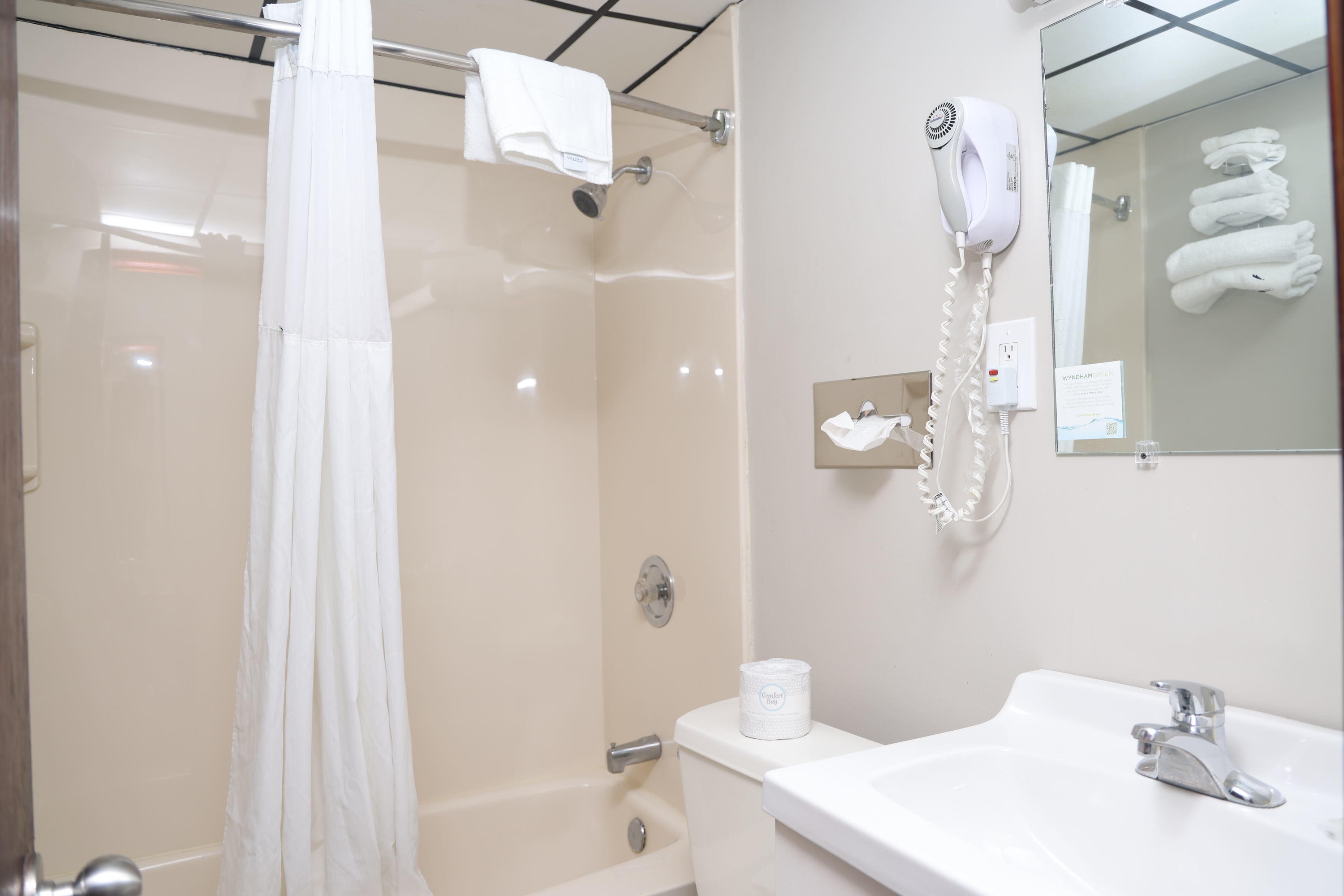 Guest room bath at the Days Inn by Wyndham Pittsburgh in Pittsburgh, Pennsylvania