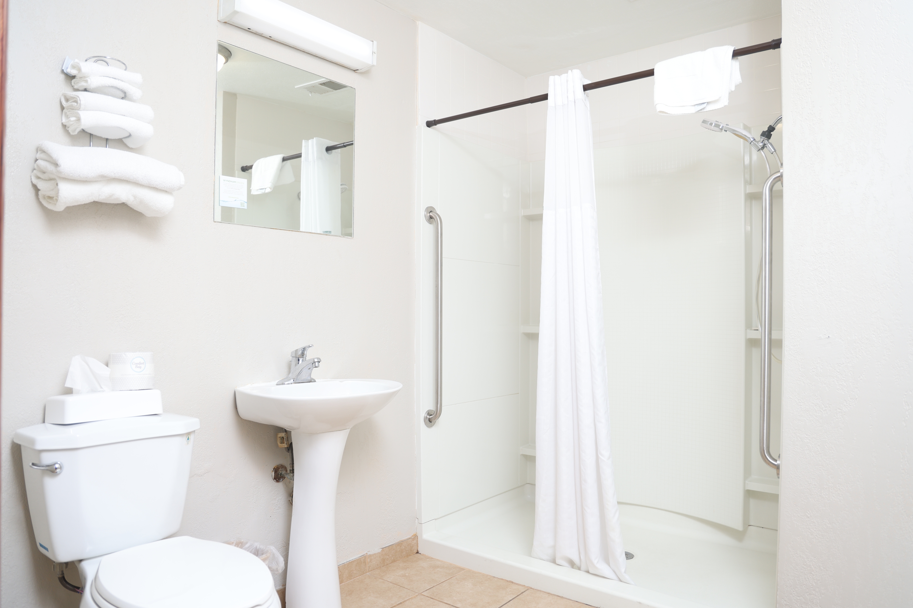 Guest room bath at the Days Inn by Wyndham Pittsburgh in Pittsburgh, Pennsylvania