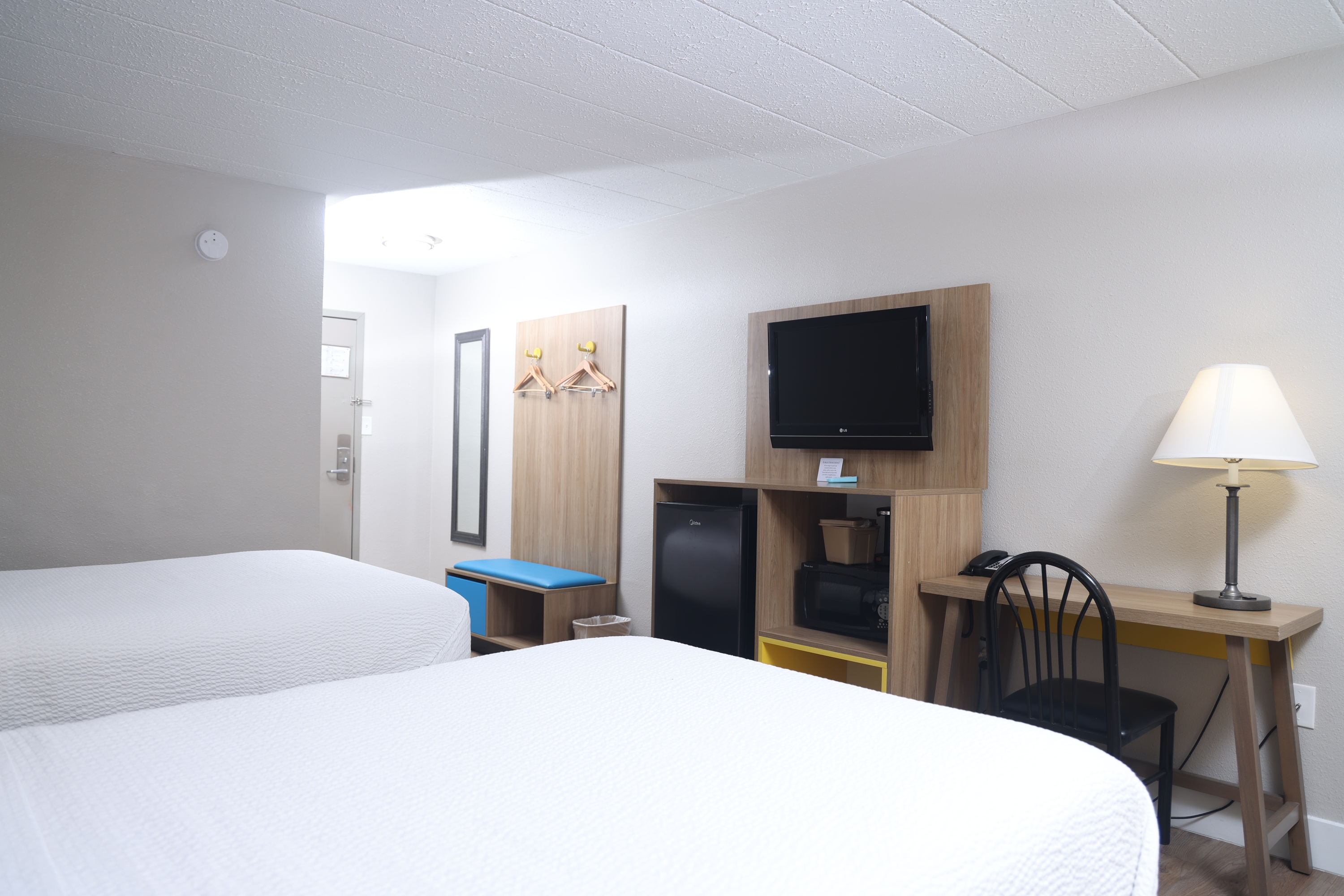 Guest room at the Days Inn by Wyndham Pittsburgh in Pittsburgh, Pennsylvania