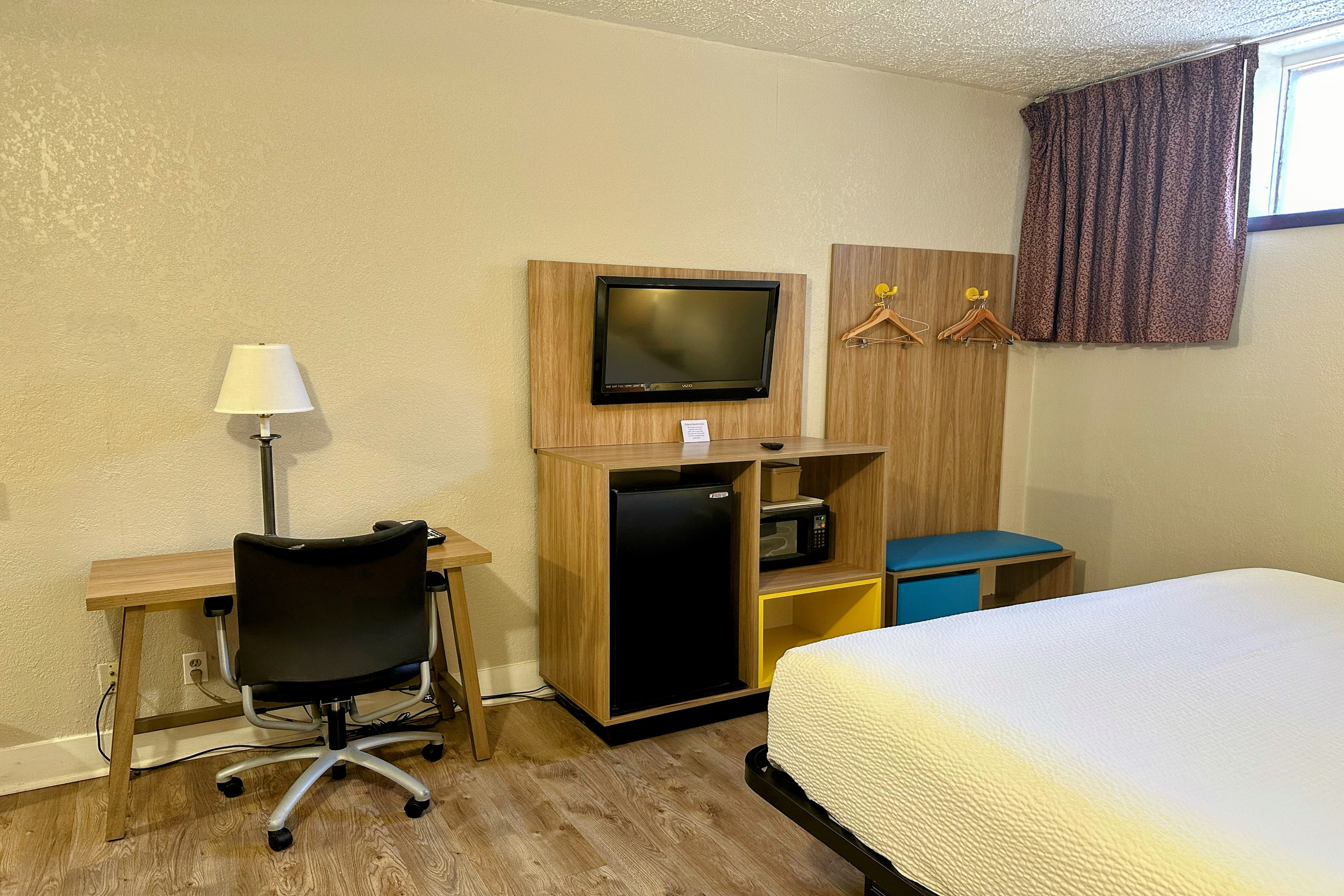 Guest room at the Days Inn by Wyndham Pittsburgh in Pittsburgh, Pennsylvania
