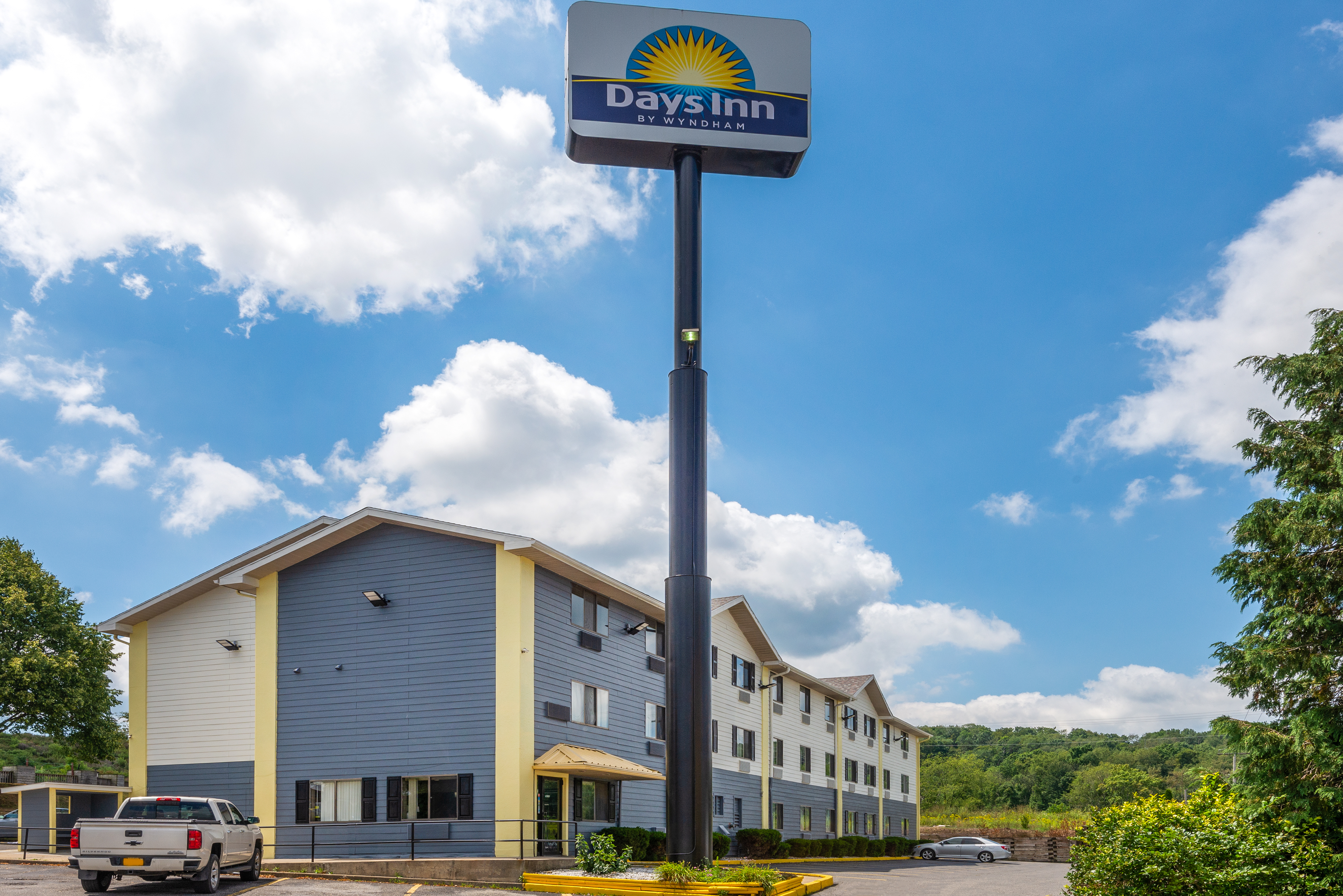Exterior of Days Inn by Wyndham Somerset PA I-70 I-76 hotel in Somerset, Pennsylvania