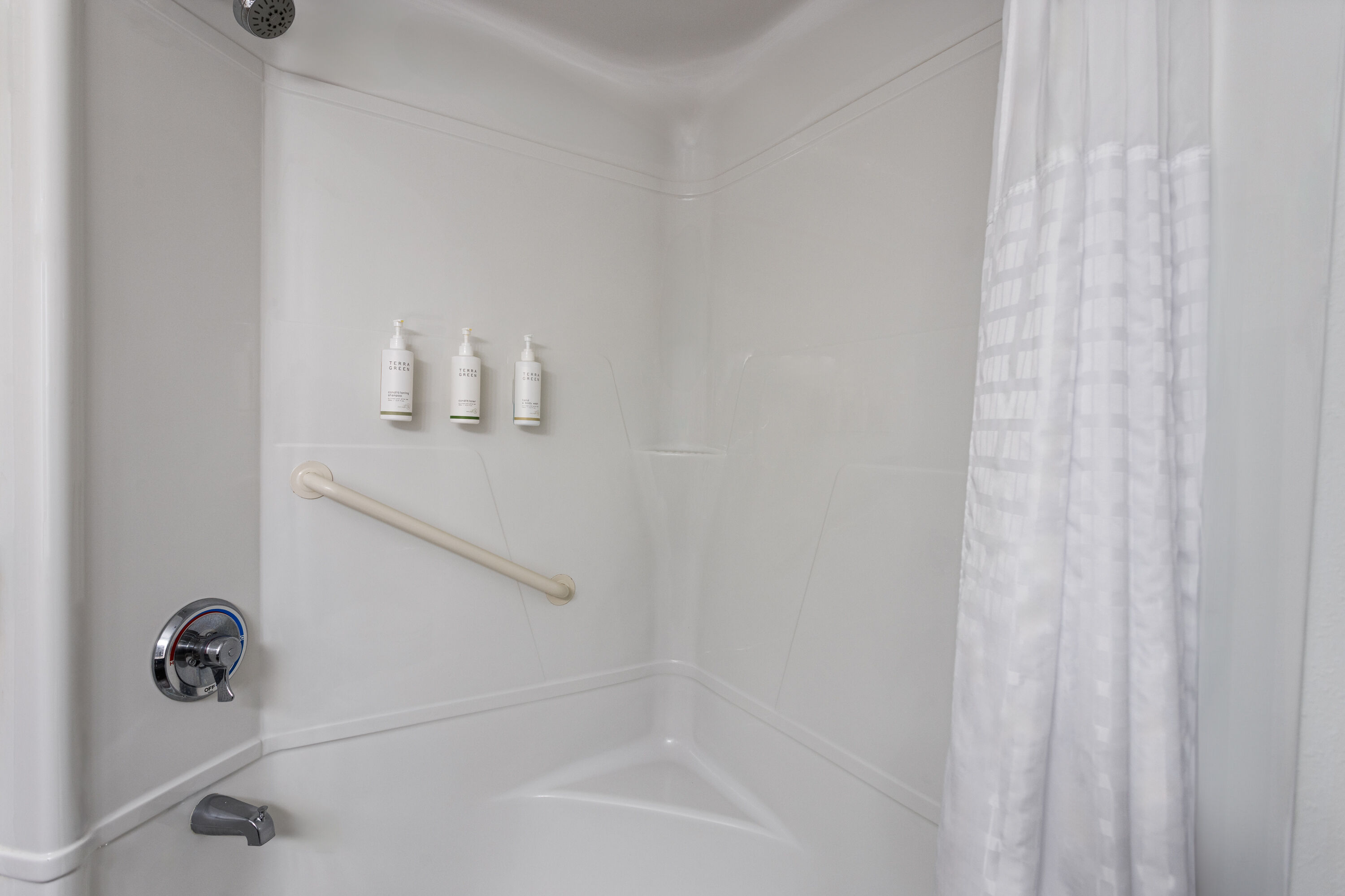 Guest room bath at the Days Inn by Wyndham Penn State in State College, Pennsylvania