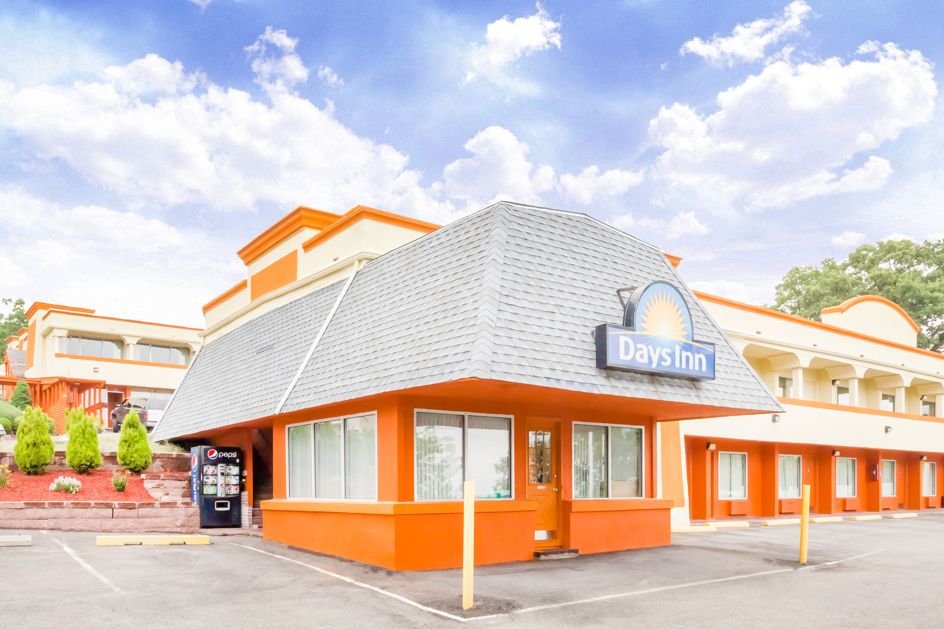 Exterior Day Image of Days Inn by Wyndham Tannersville hotel in Tannersville, Pennsylvania