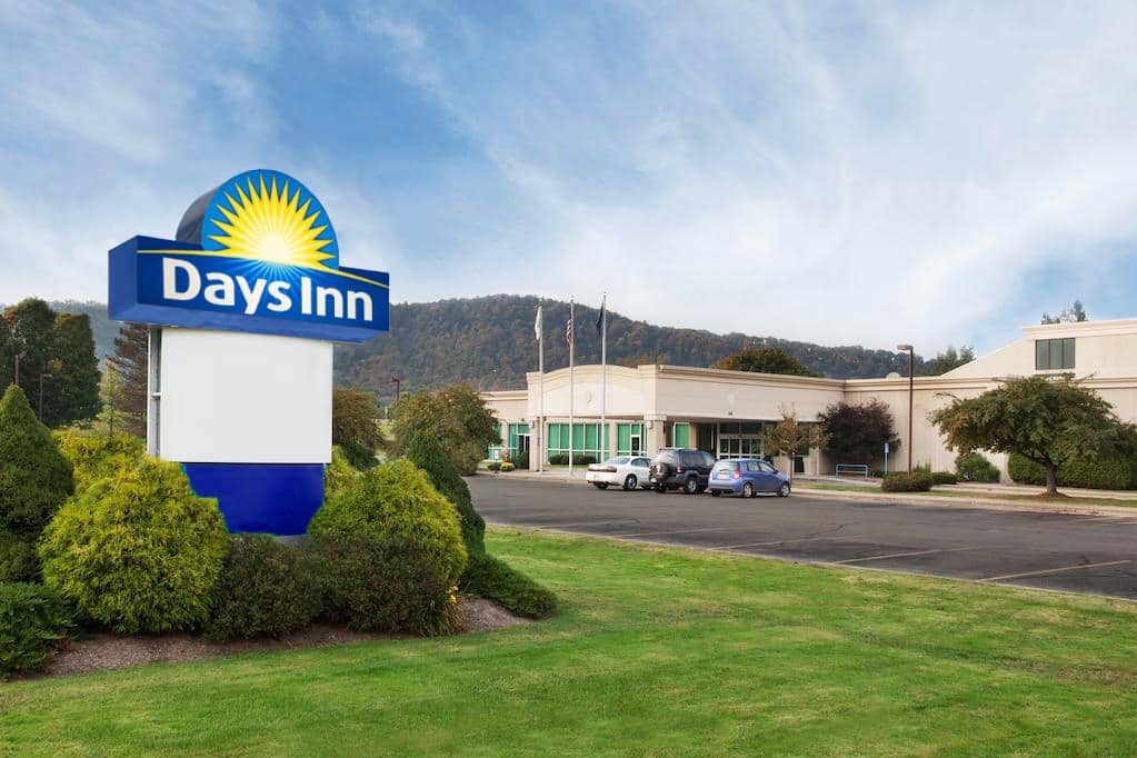 Days Inn By Wyndham Warren Hotels Pa 16365 Exterior Of Days Inn By Wyndham Warren Hotel In Pennsylvania