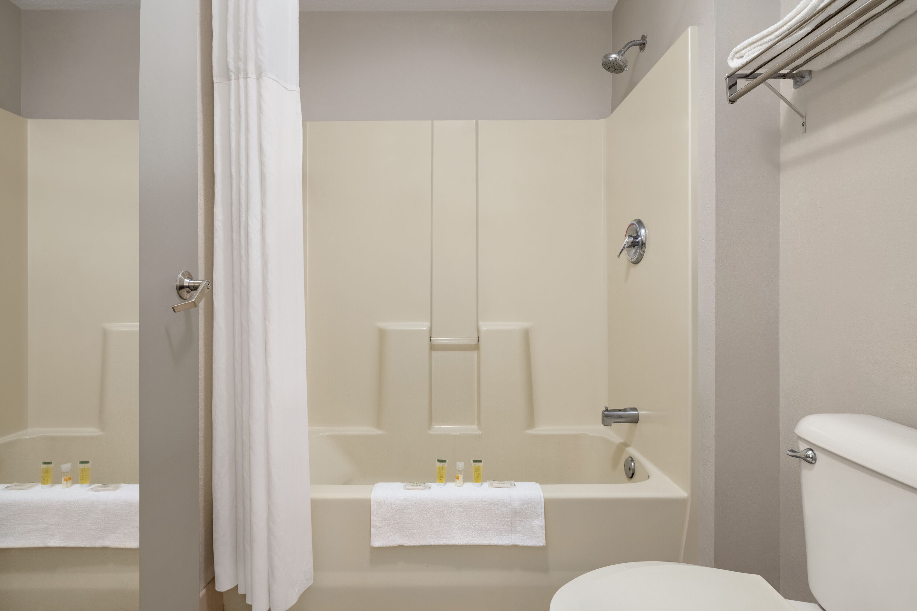 Guest room bath at the Days Inn by Wyndham Blythewood North Columbia in Blythewood, South Carolina