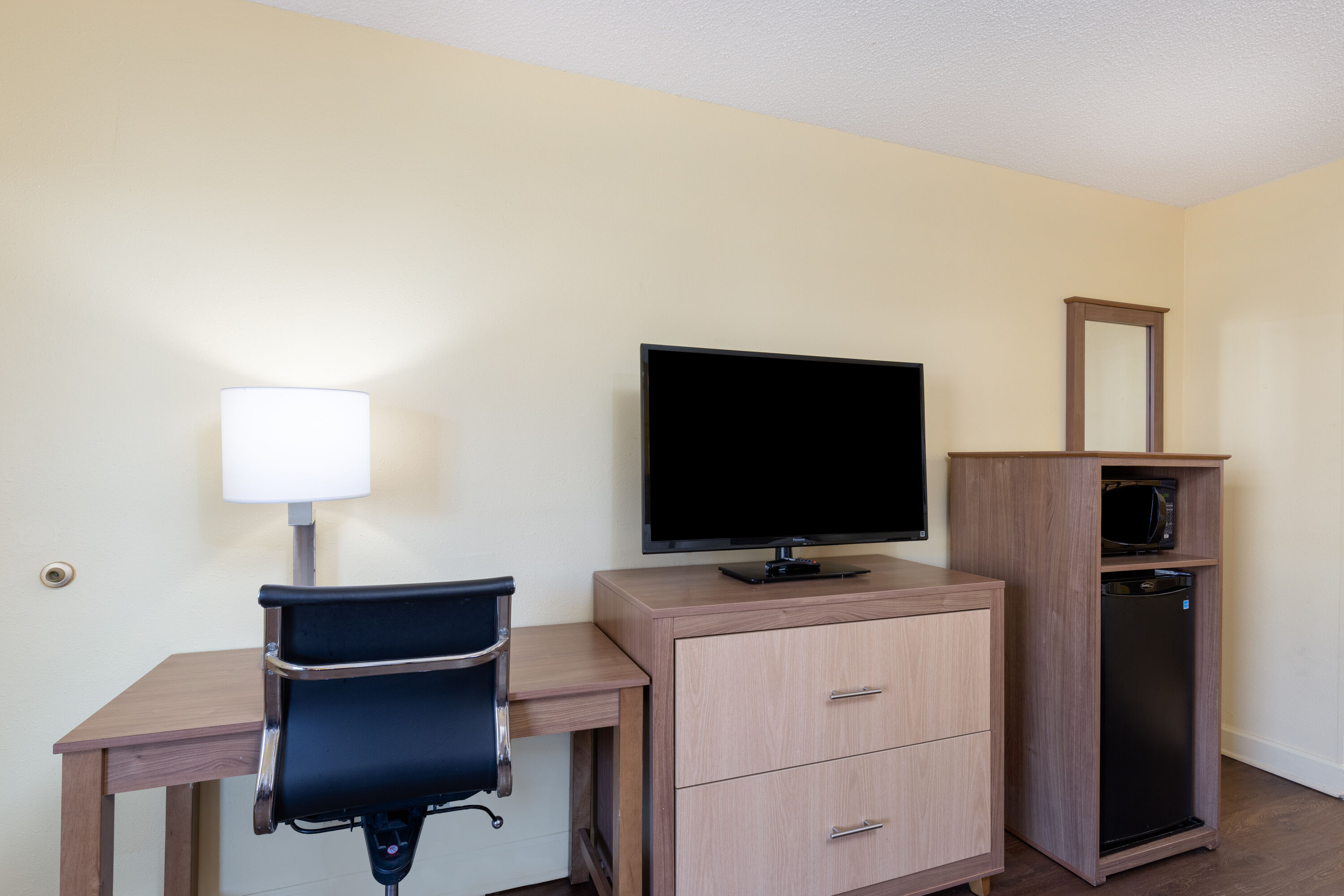 King bed guest room at the Days Inn by Wyndham Florence/I-95 North in Florence, South Carolina