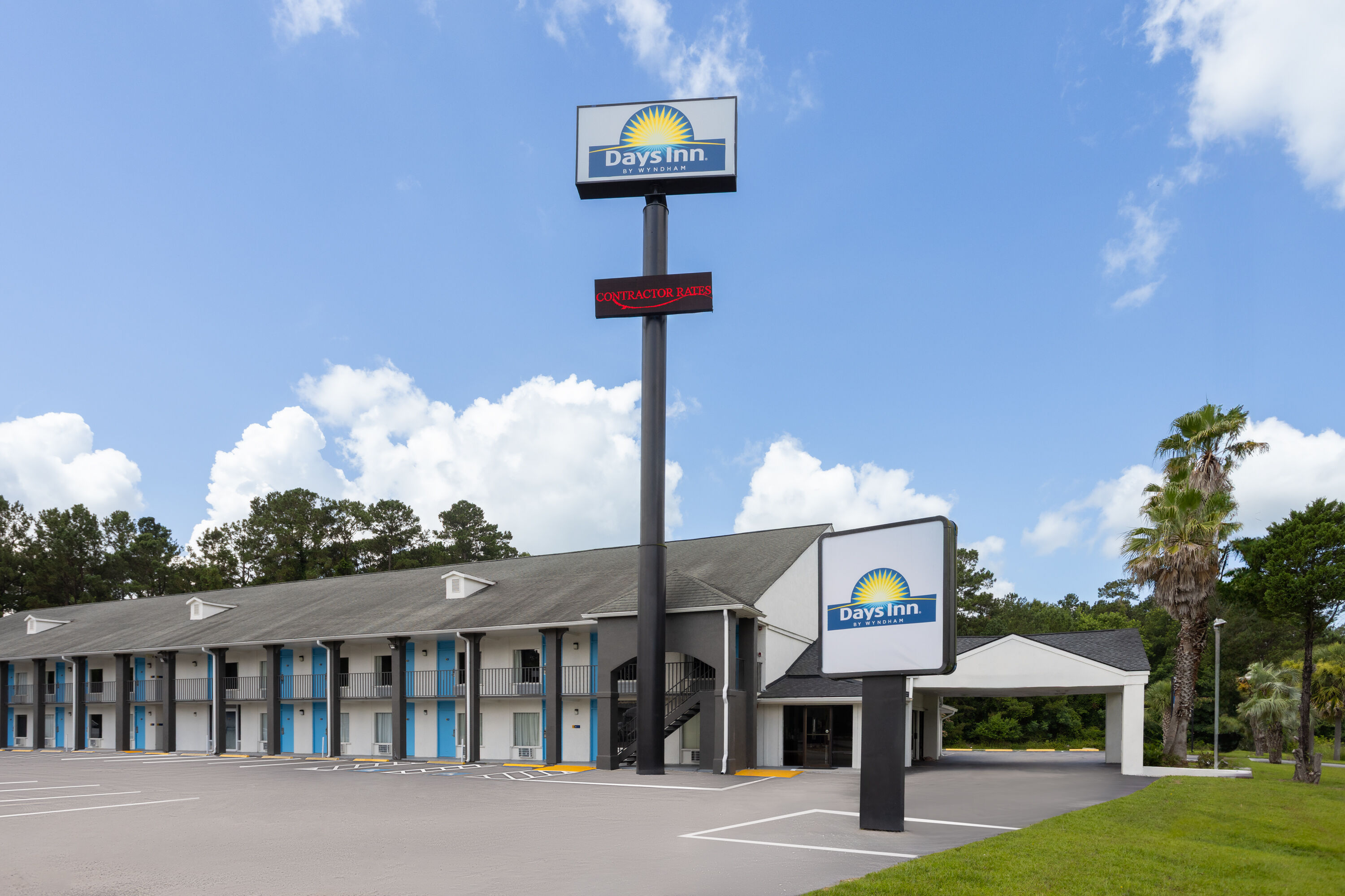 Exterior Day Image of Days Inn by Wyndham Hardeeville Near Hilton Head hotel in Hardeeville, South Carolina