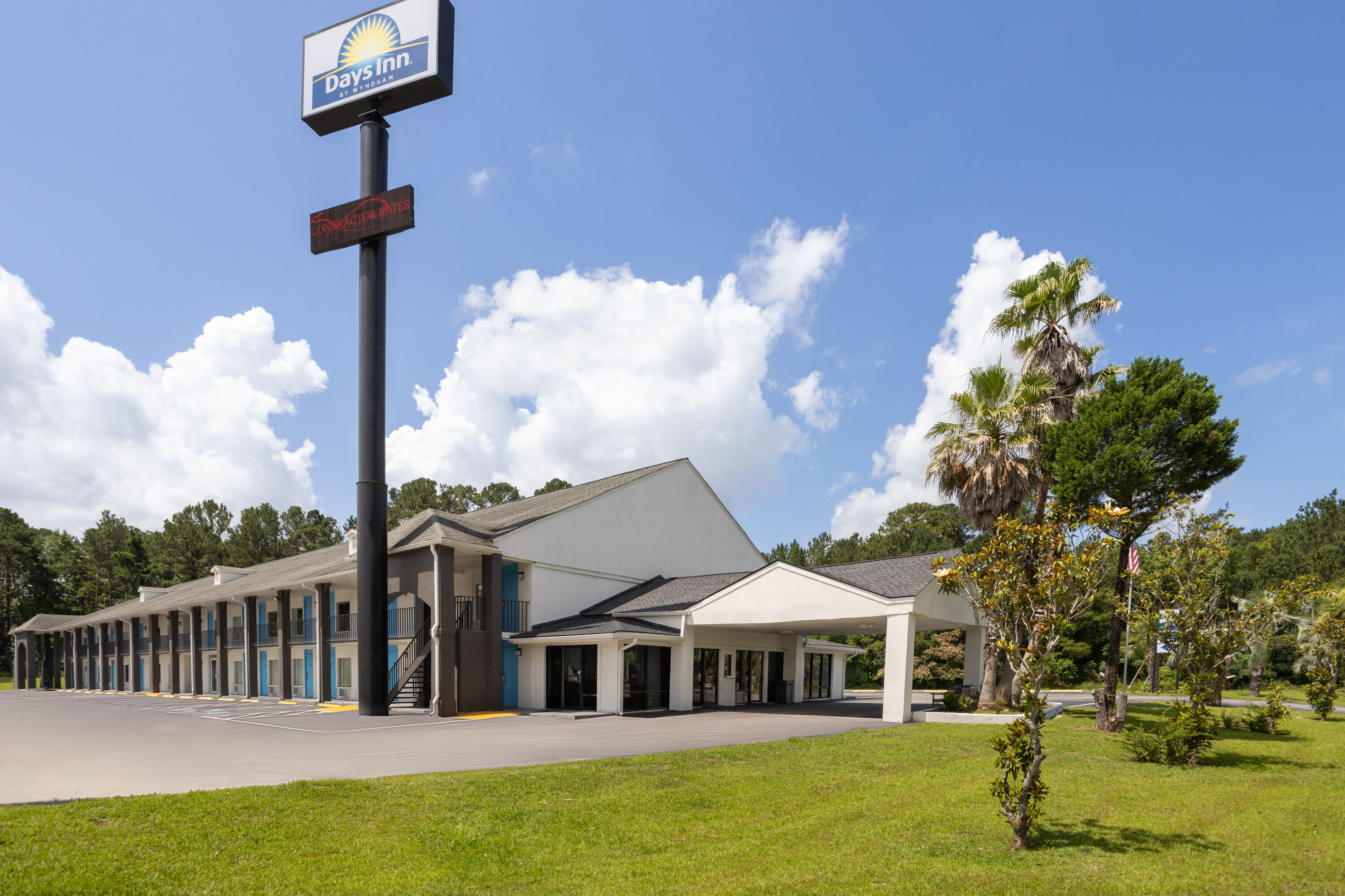 Exterior Day Image of Days Inn by Wyndham Hardeeville Near Hilton Head hotel in Hardeeville, South Carolina