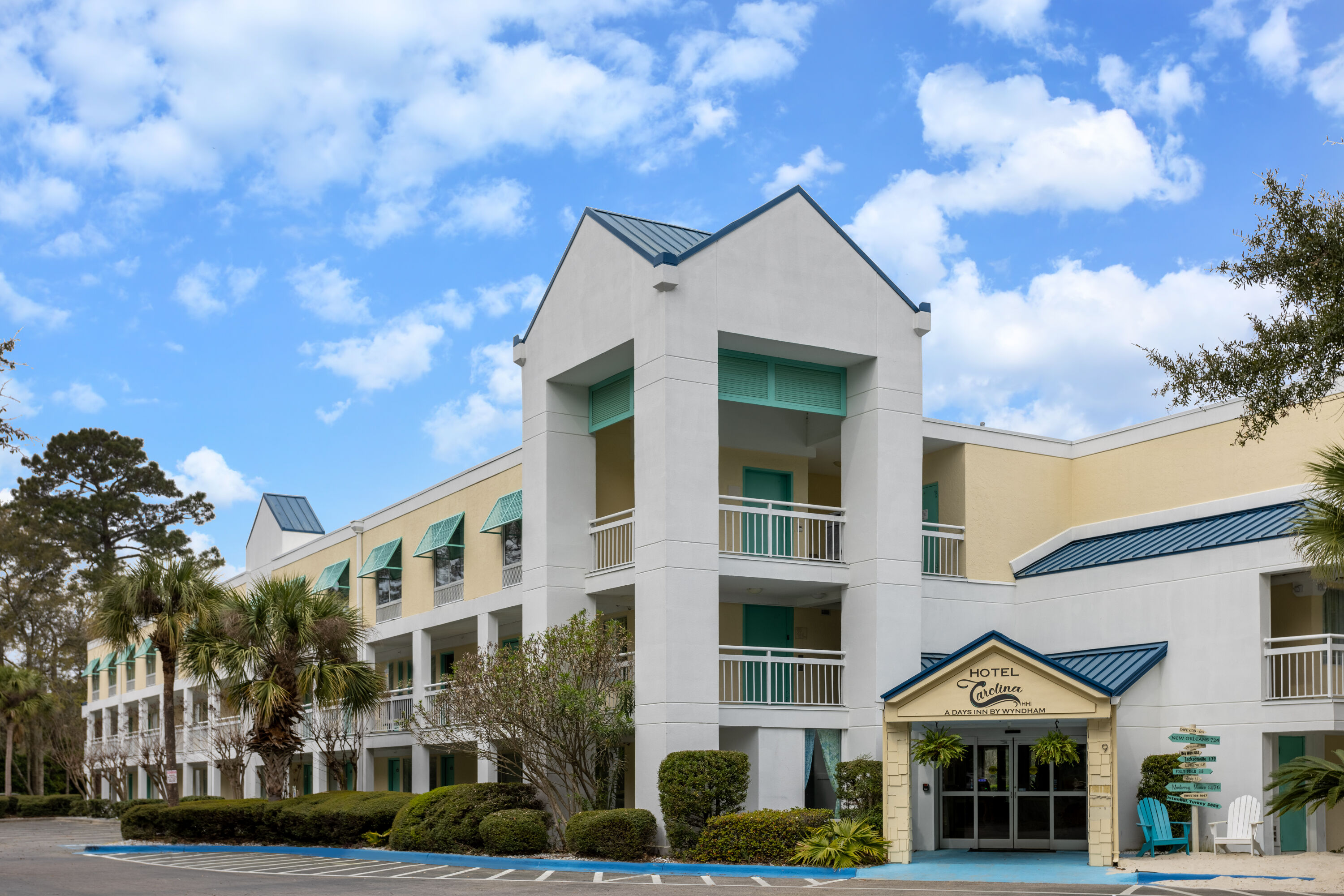 Exterior Day Image of Hotel Carolina A Days Inn by Wyndham hotel in Hilton Head, South Carolina