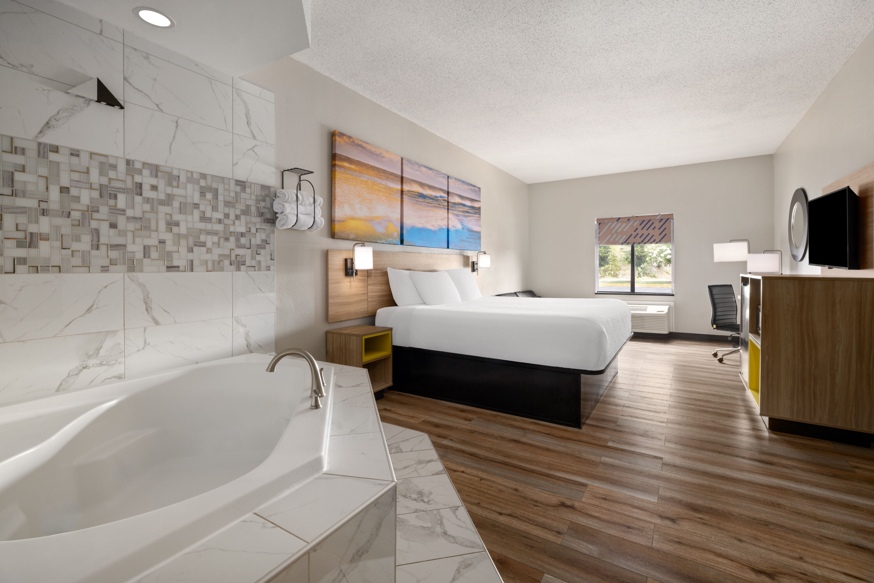 Days Inn by Wyndham Greenville South/Mauldin hot tub suite in Mauldin, South Carolina