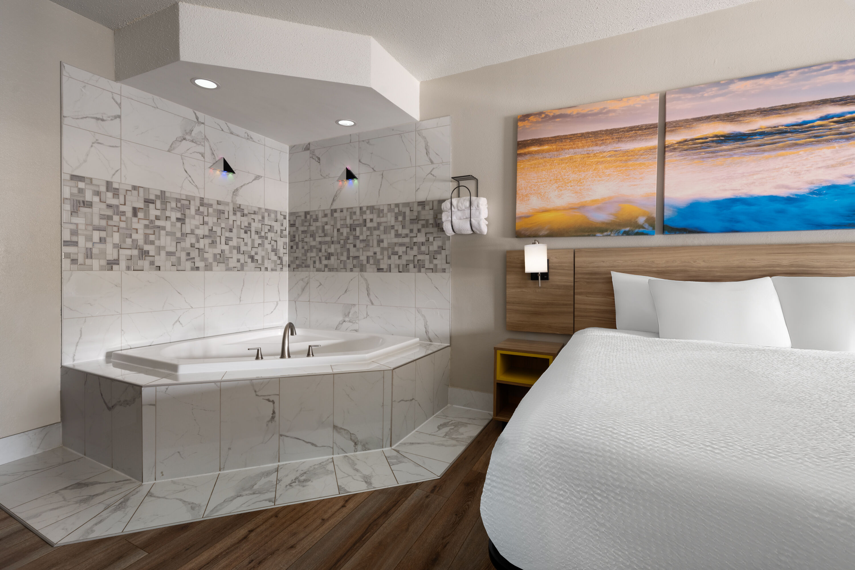 Days Inn by Wyndham Greenville South/Mauldin hot tub suite in Mauldin, South Carolina