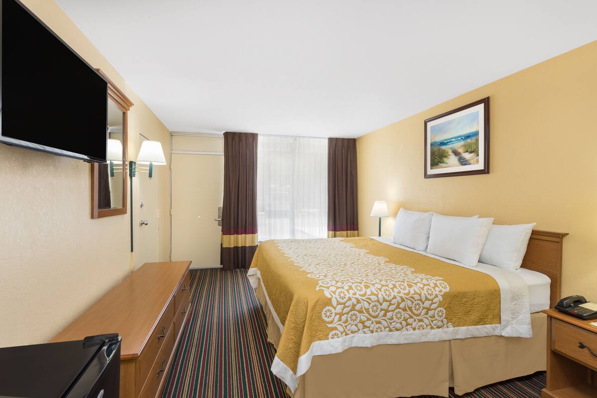Days Inn by Wyndham Mt PleasantCharlestonPatriots Point Mount Pleasant, SC Hotels