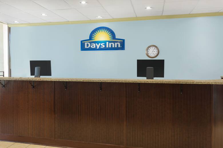 Days Inn Mount Pleasant-Charleston-Patriots Point hotel lobby in Mount Pleasant, South Carolina