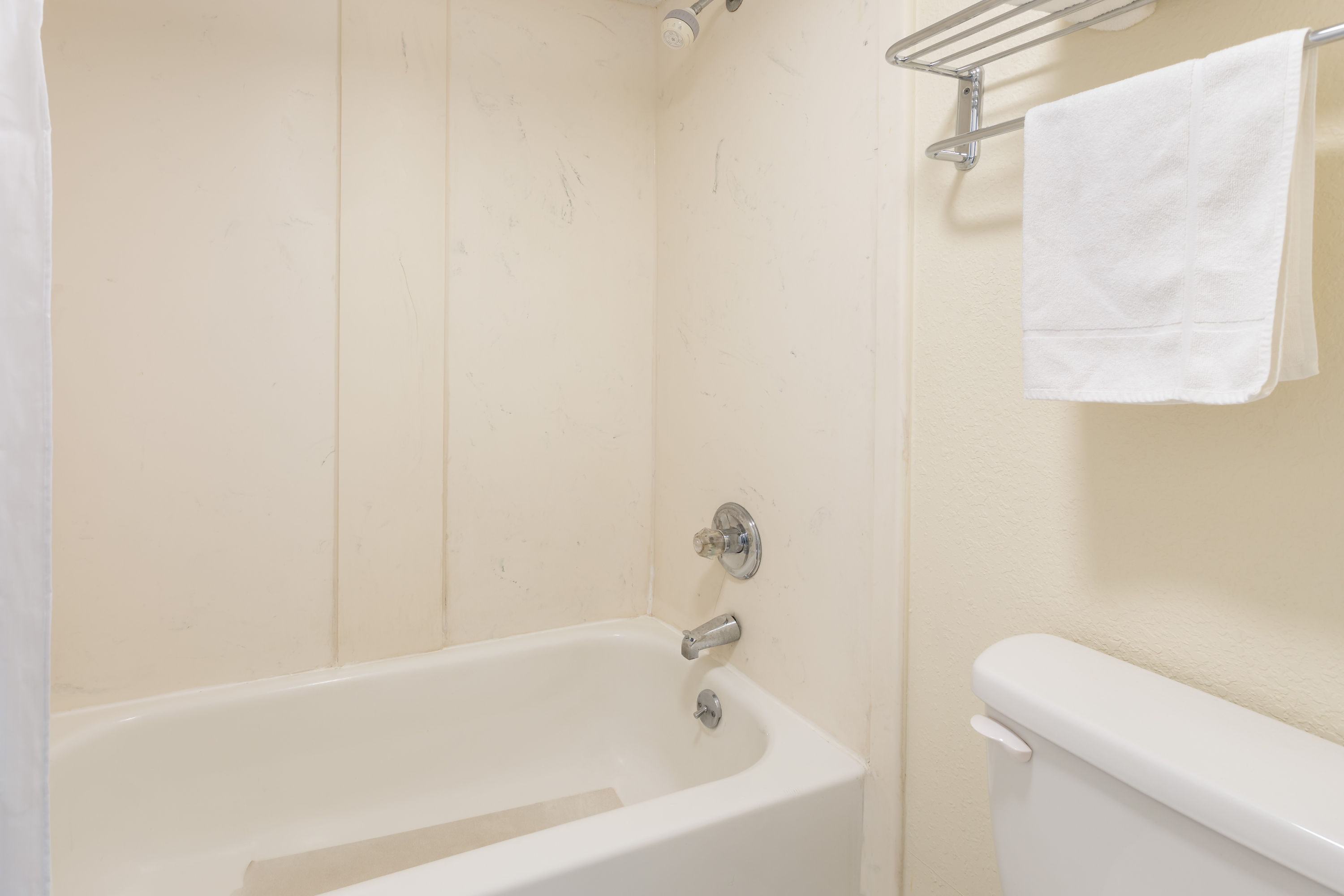 Guest room bath at the Days Inn by Wyndham Orangeburg South in Orangeburg, South Carolina