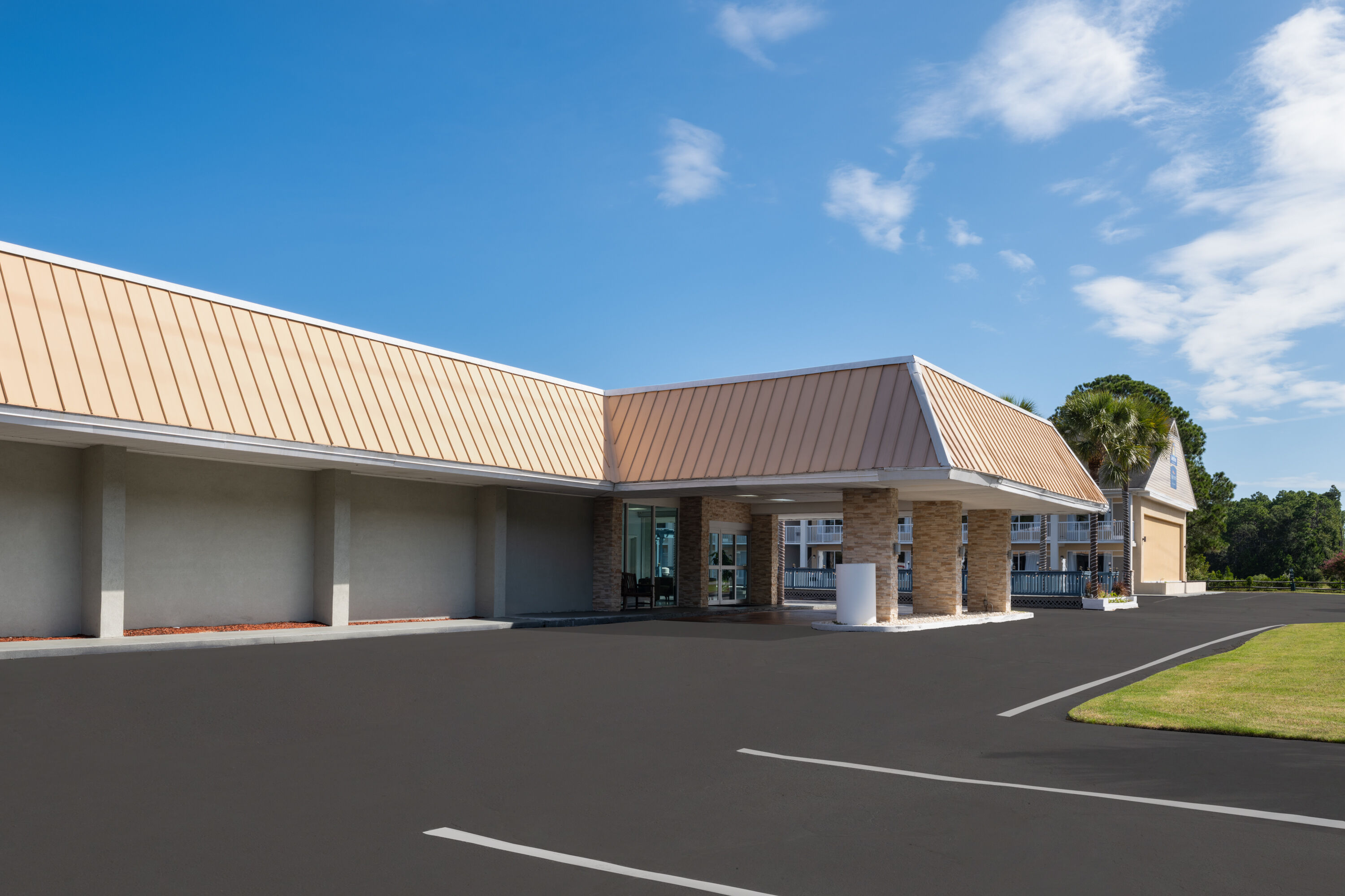 Exterior Day Image of Days Inn by Wyndham Pawleys Island hotel in Pawleys Island, South Carolina