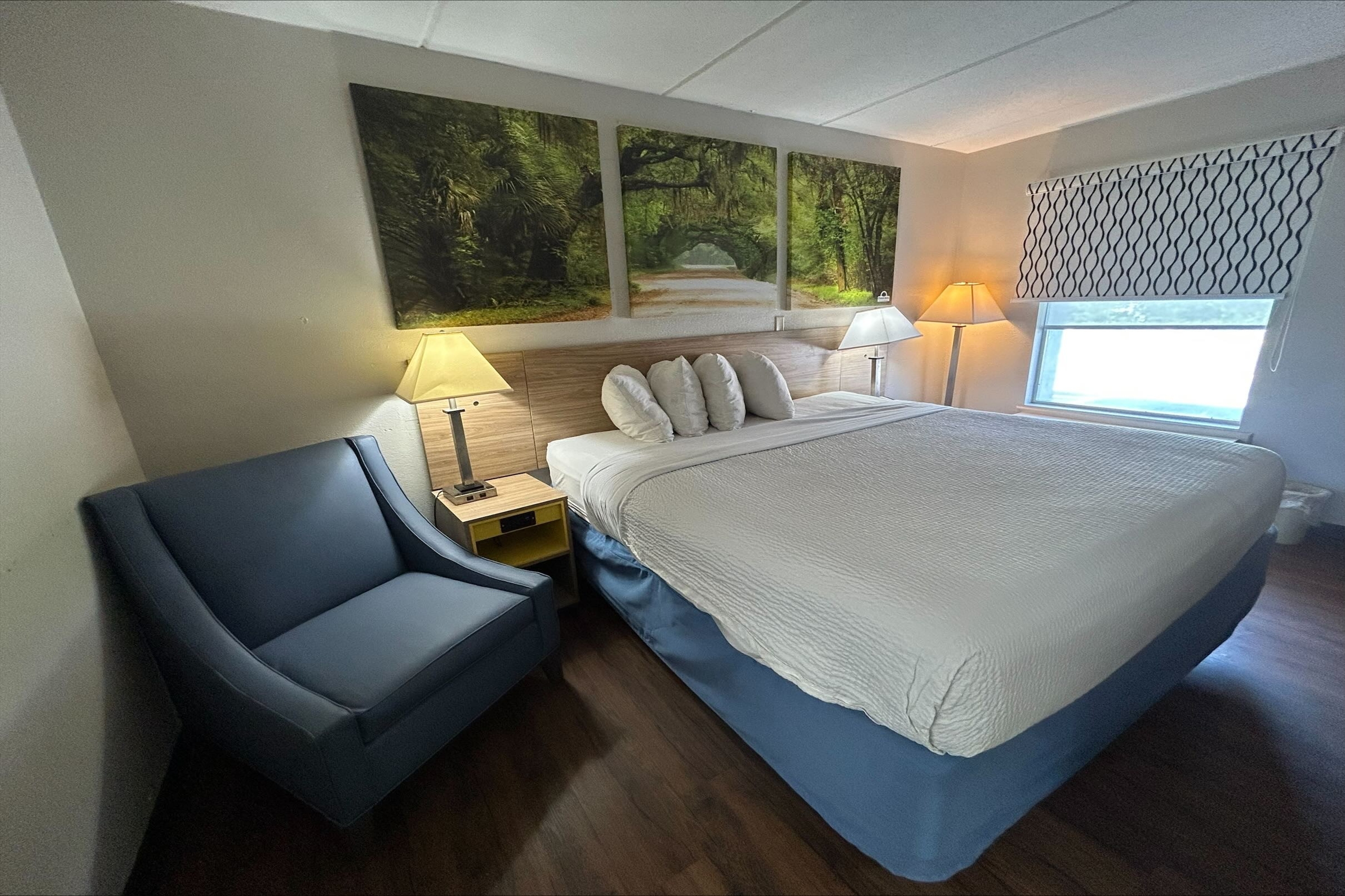 Guest room at the Days Inn by Wyndham Ridgeland South Carolina in Ridgeland, South Carolina