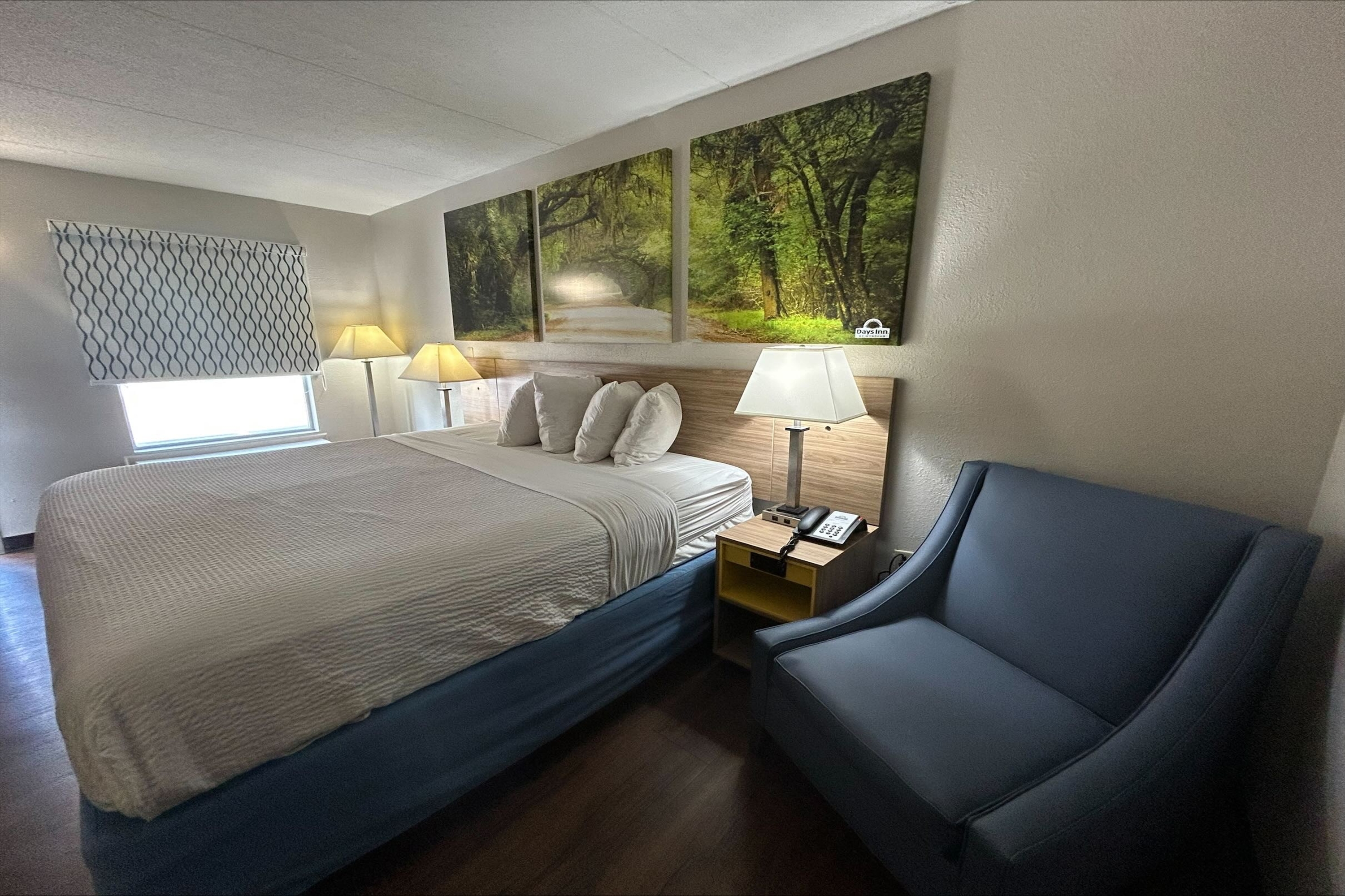 Guest room at the Days Inn by Wyndham Ridgeland South Carolina in Ridgeland, South Carolina