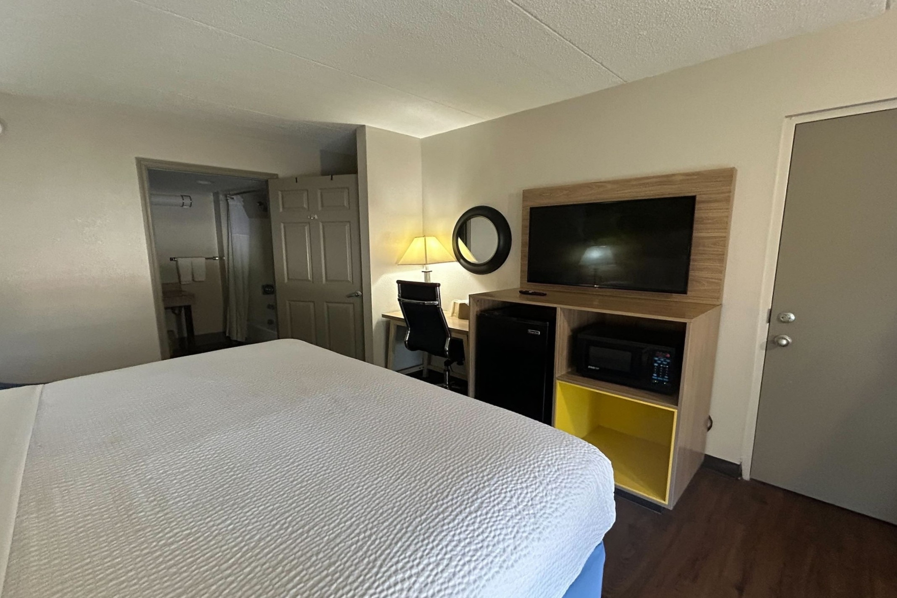 Guest room at the Days Inn by Wyndham Ridgeland South Carolina in Ridgeland, South Carolina