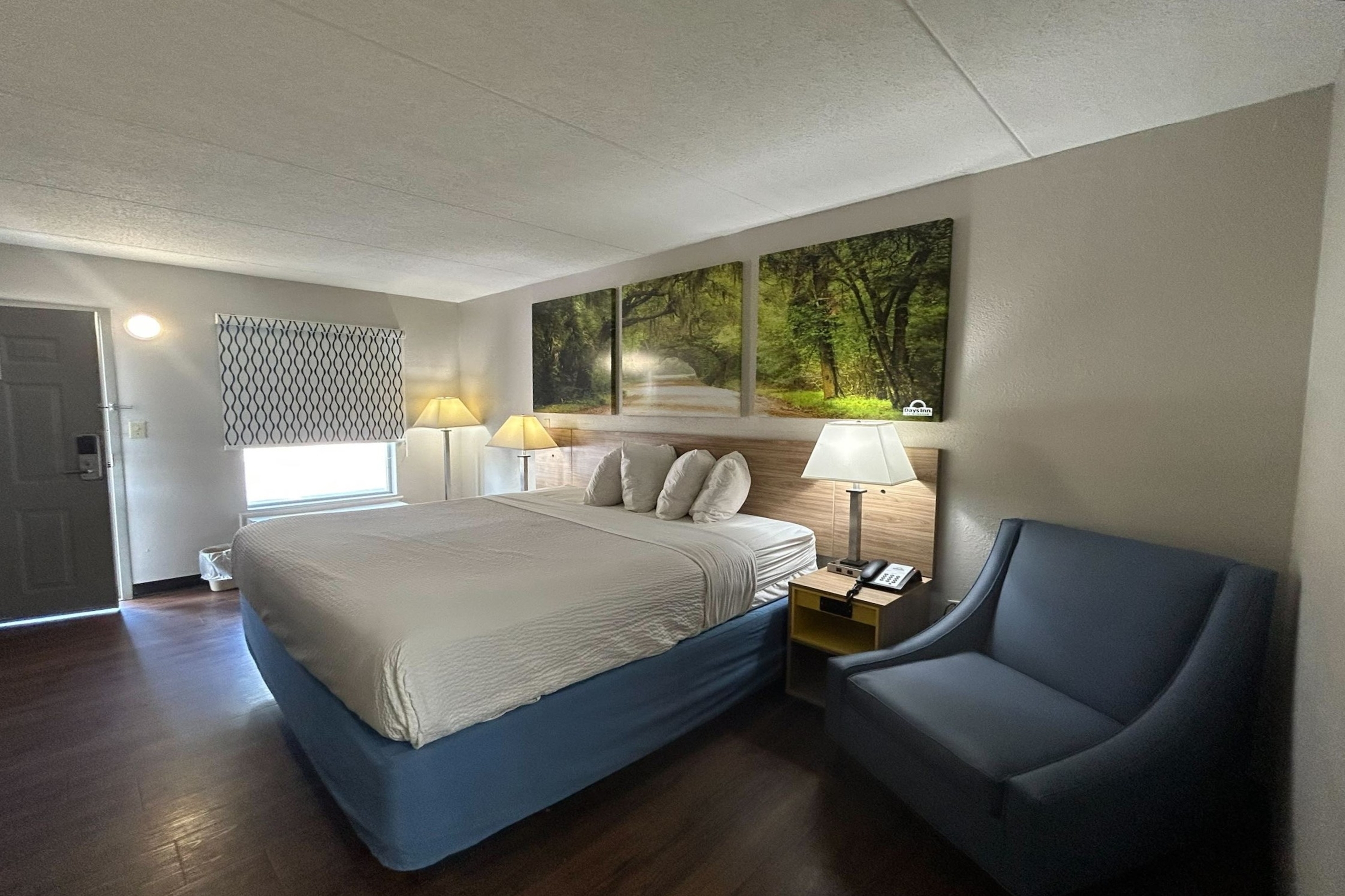 Guest room at the Days Inn by Wyndham Ridgeland South Carolina in Ridgeland, South Carolina
