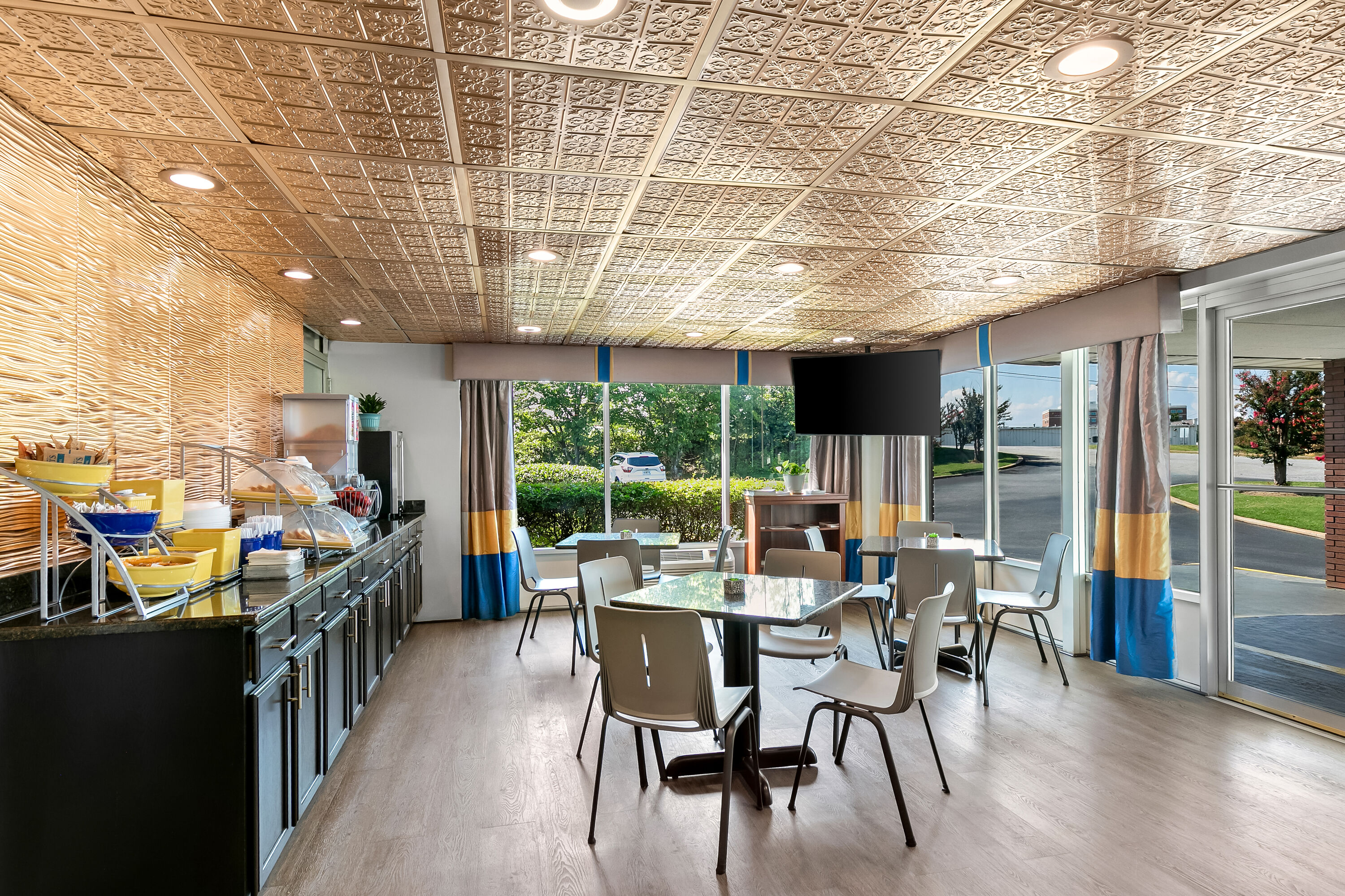 Days Inn by Wyndham Seneca / Clemson Area restaurant breakfast area with seating in Seneca, South Carolina