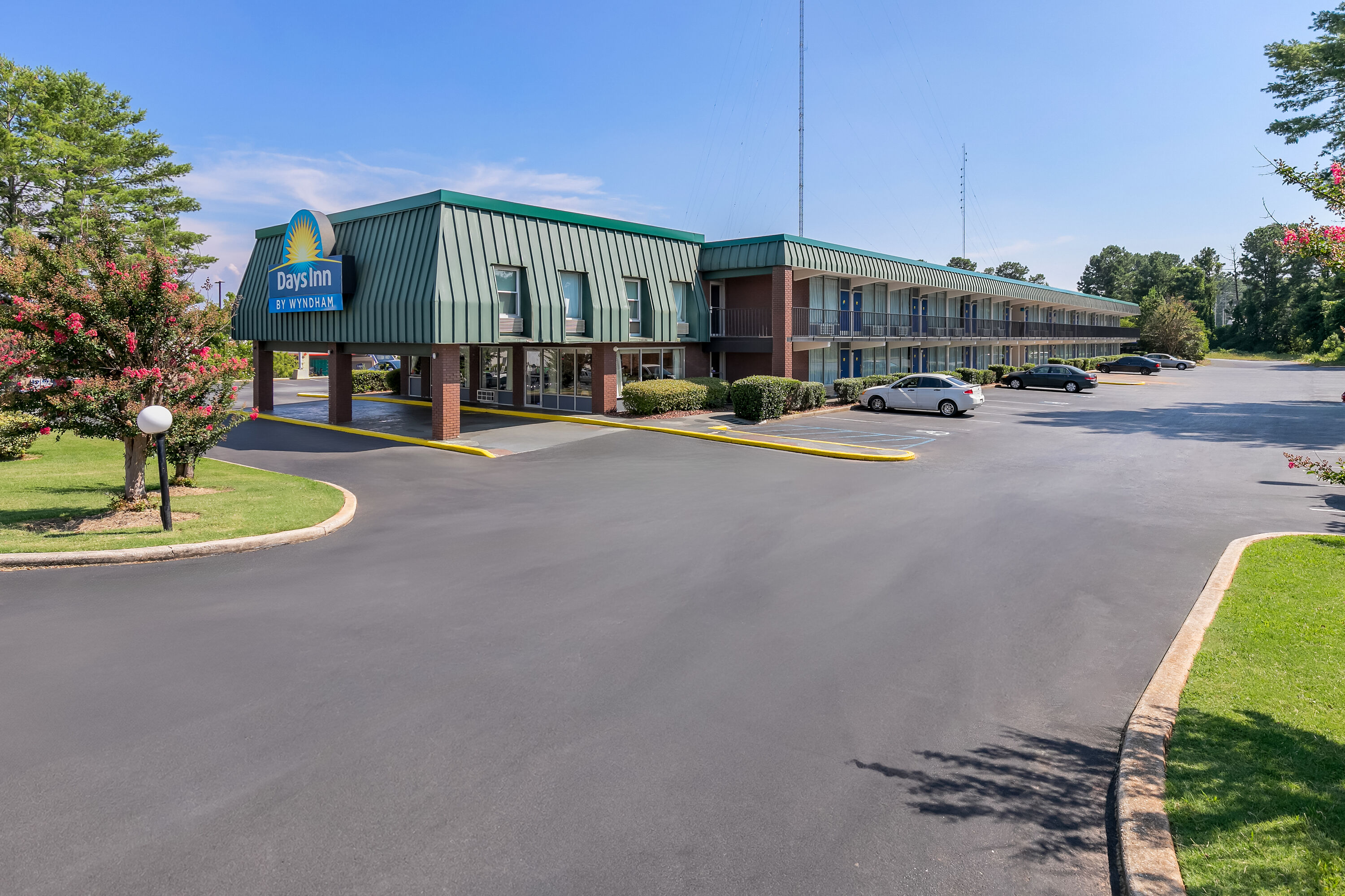Exterior Day Image of Days Inn by Wyndham Seneca / Clemson Area hotel in Seneca, South Carolina