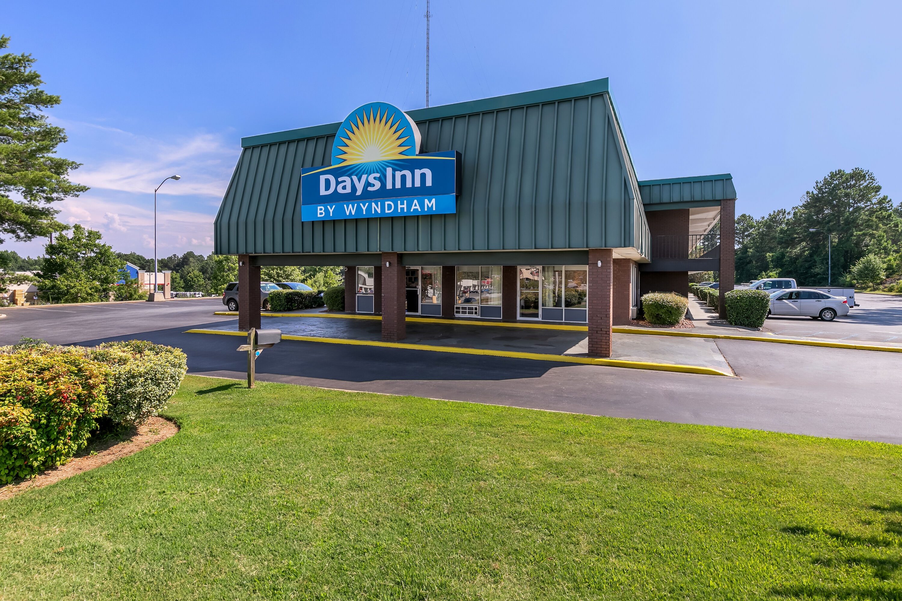 Exterior Day Image of Days Inn by Wyndham Seneca / Clemson Area hotel in Seneca, South Carolina