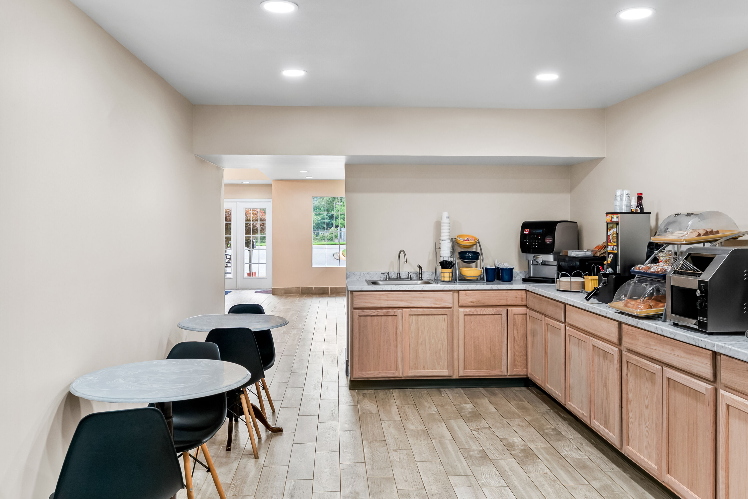 Days Inn by Wyndham Spartanburg restaurant breakfast area with seating in Spartanburg, South Carolina