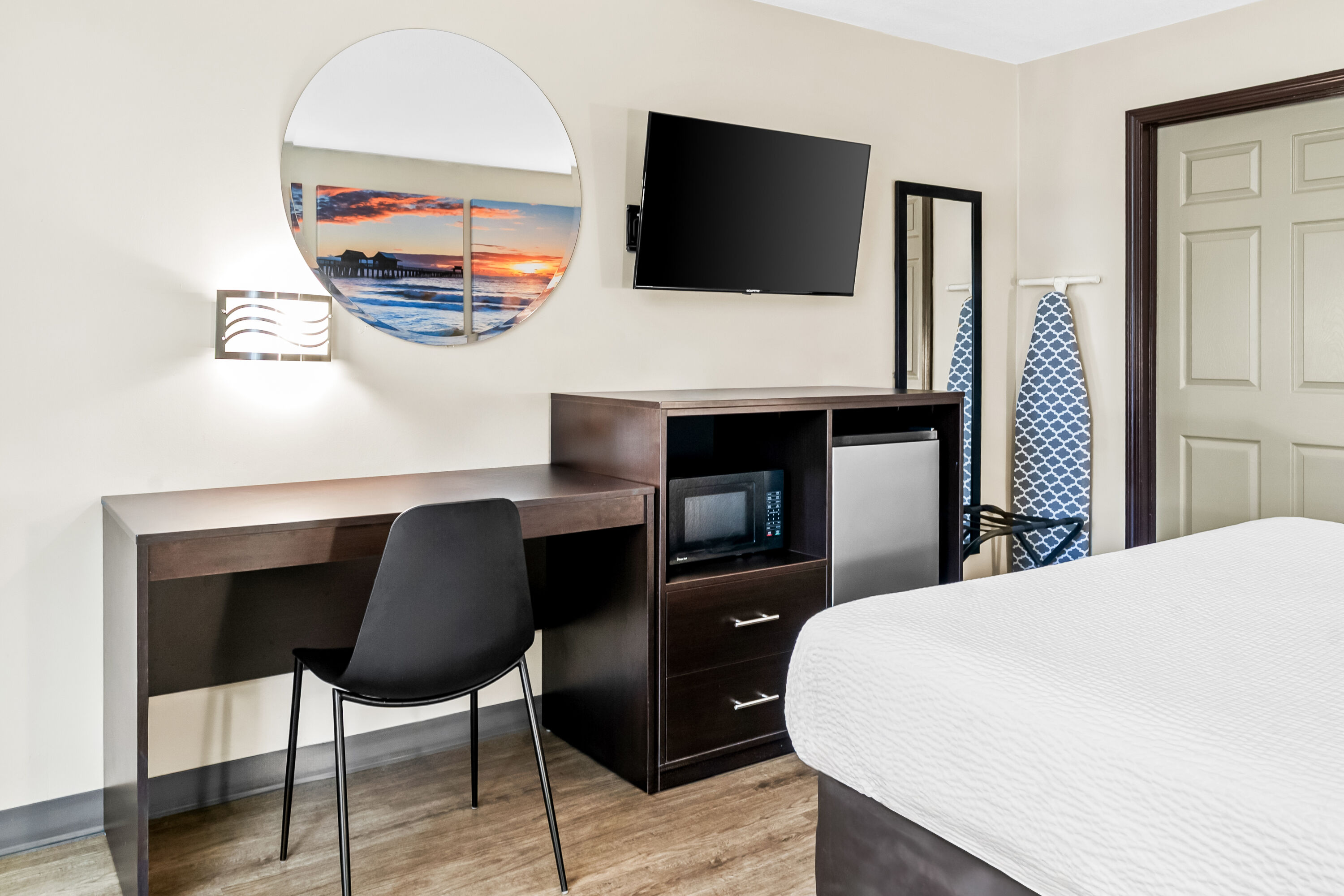 Double bed guest room at the Days Inn by Wyndham Spartanburg in Spartanburg, South Carolina