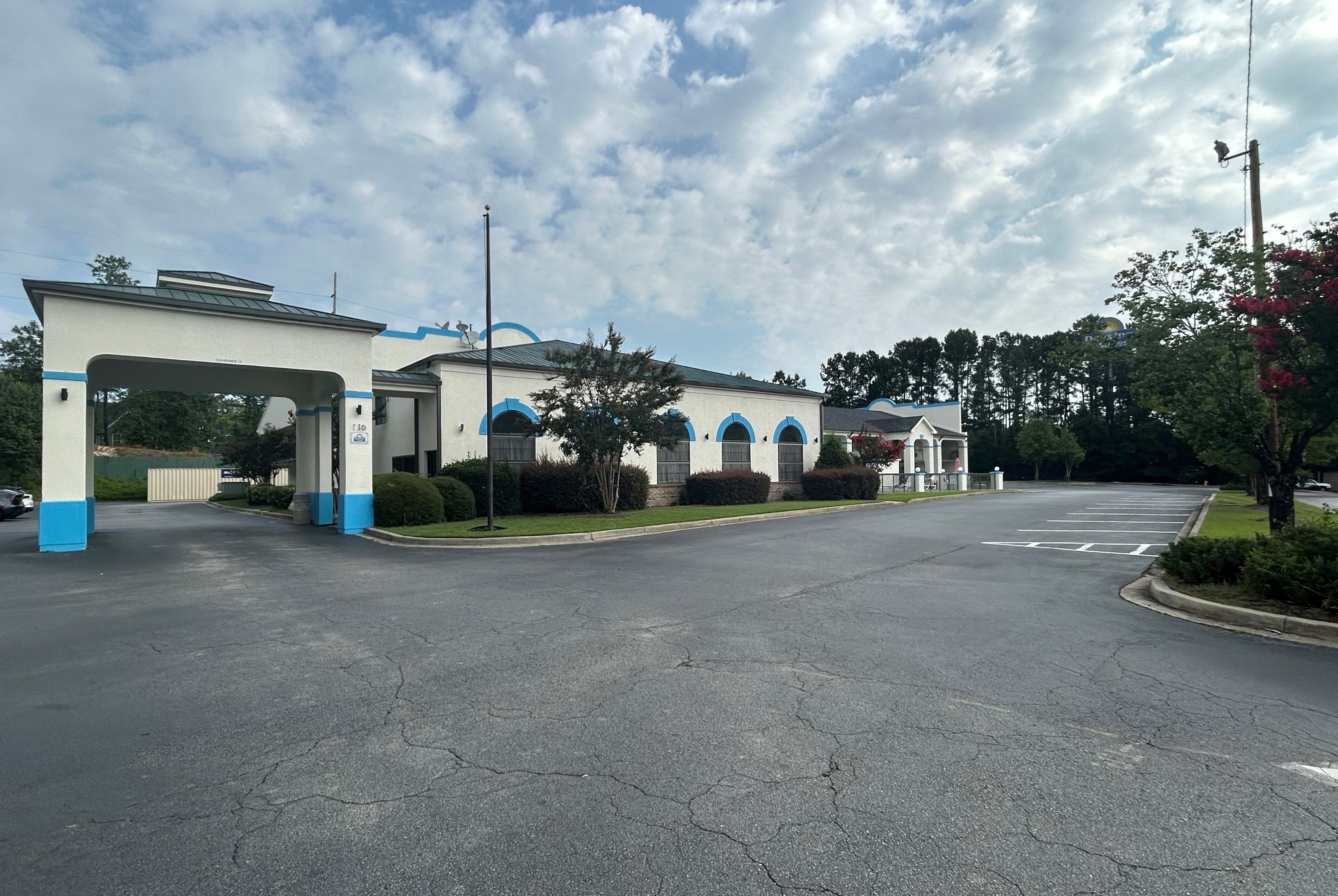 Exterior of Days Inn & Suites by Wyndham Columbia Airport hotel in West Columbia, South Carolina