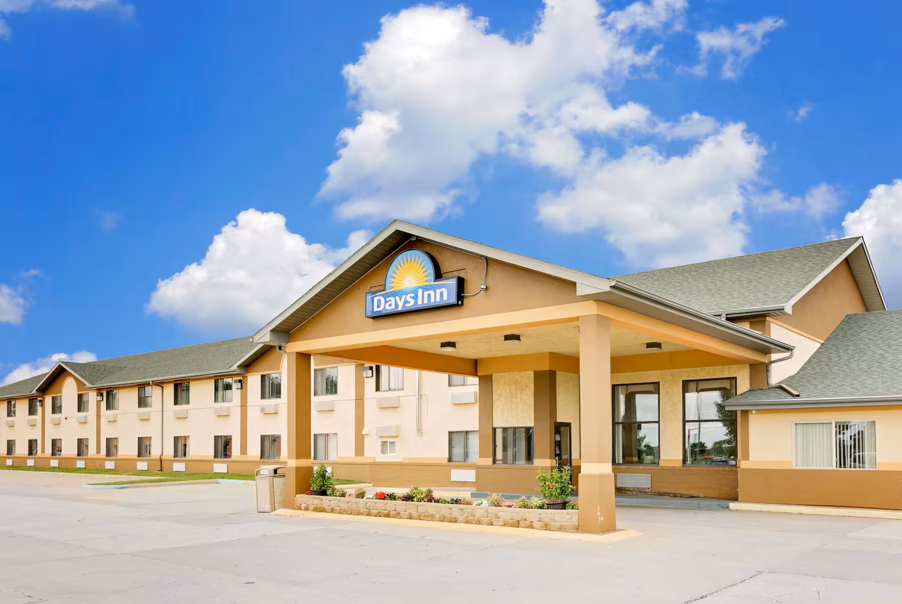 Exterior of Days Inn by Wyndham North Sioux City hotel in North Sioux City, South Dakota
