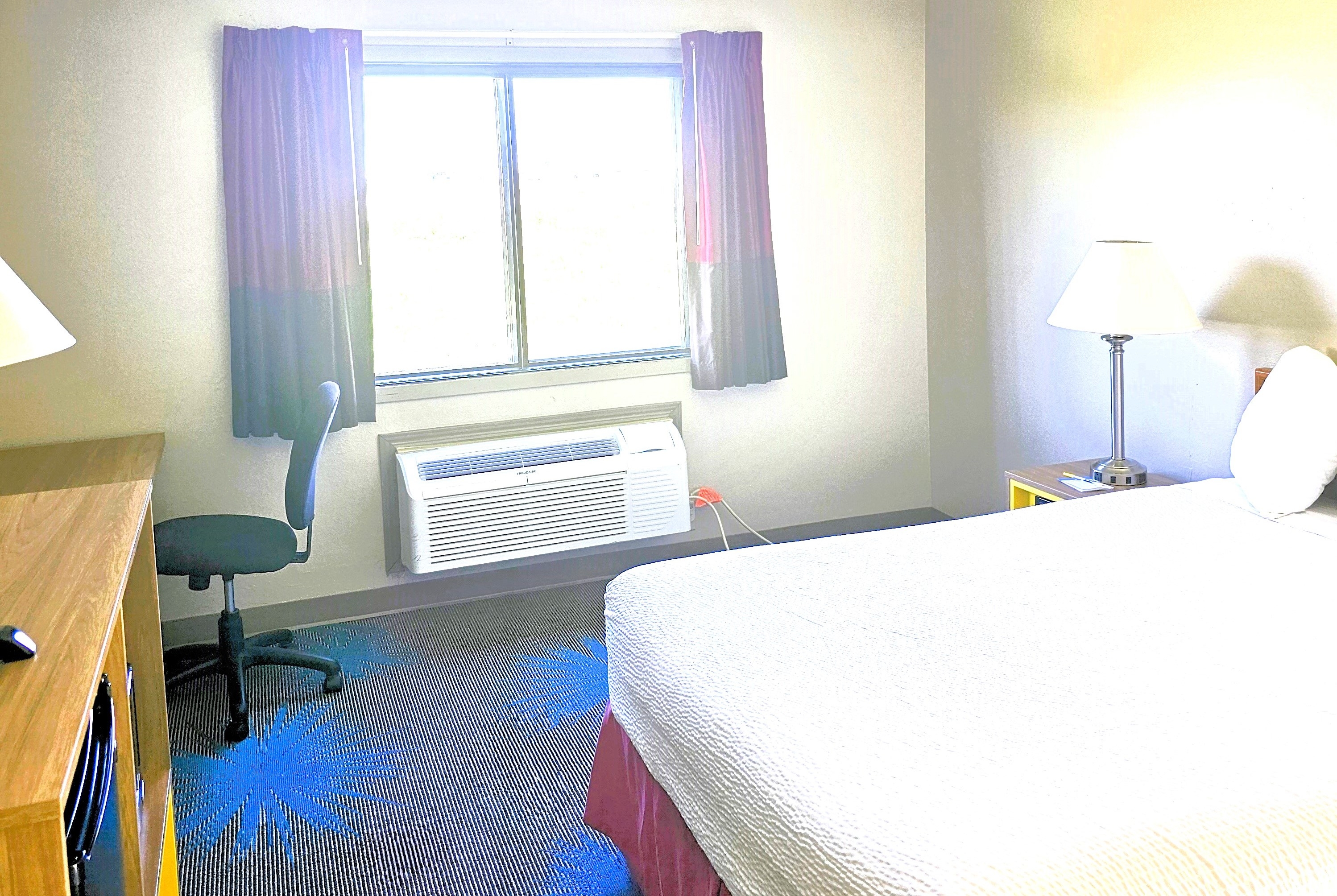 Guest room at the Days Inn by Wyndham North Sioux City in North Sioux City, South Dakota