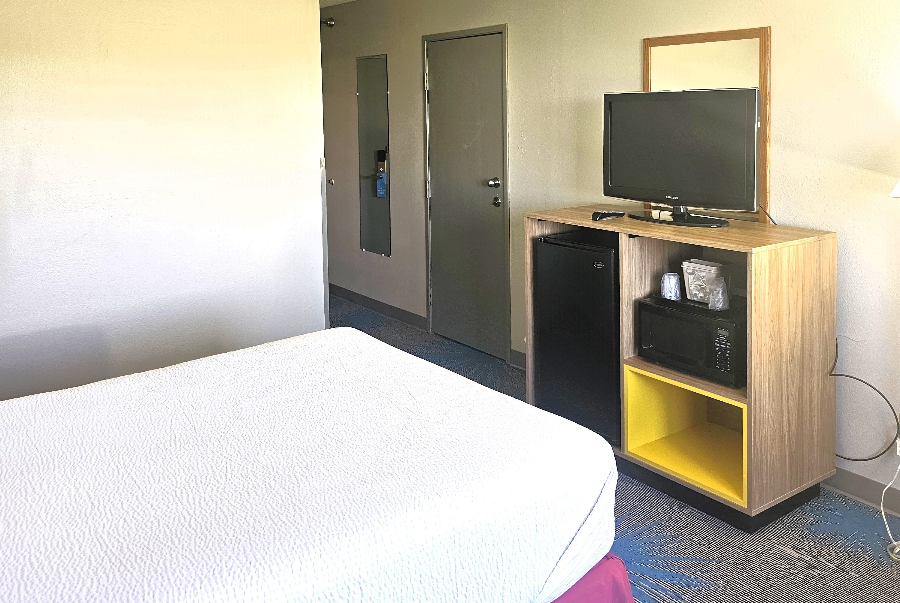 Guest room at the Days Inn by Wyndham North Sioux City in North Sioux City, South Dakota