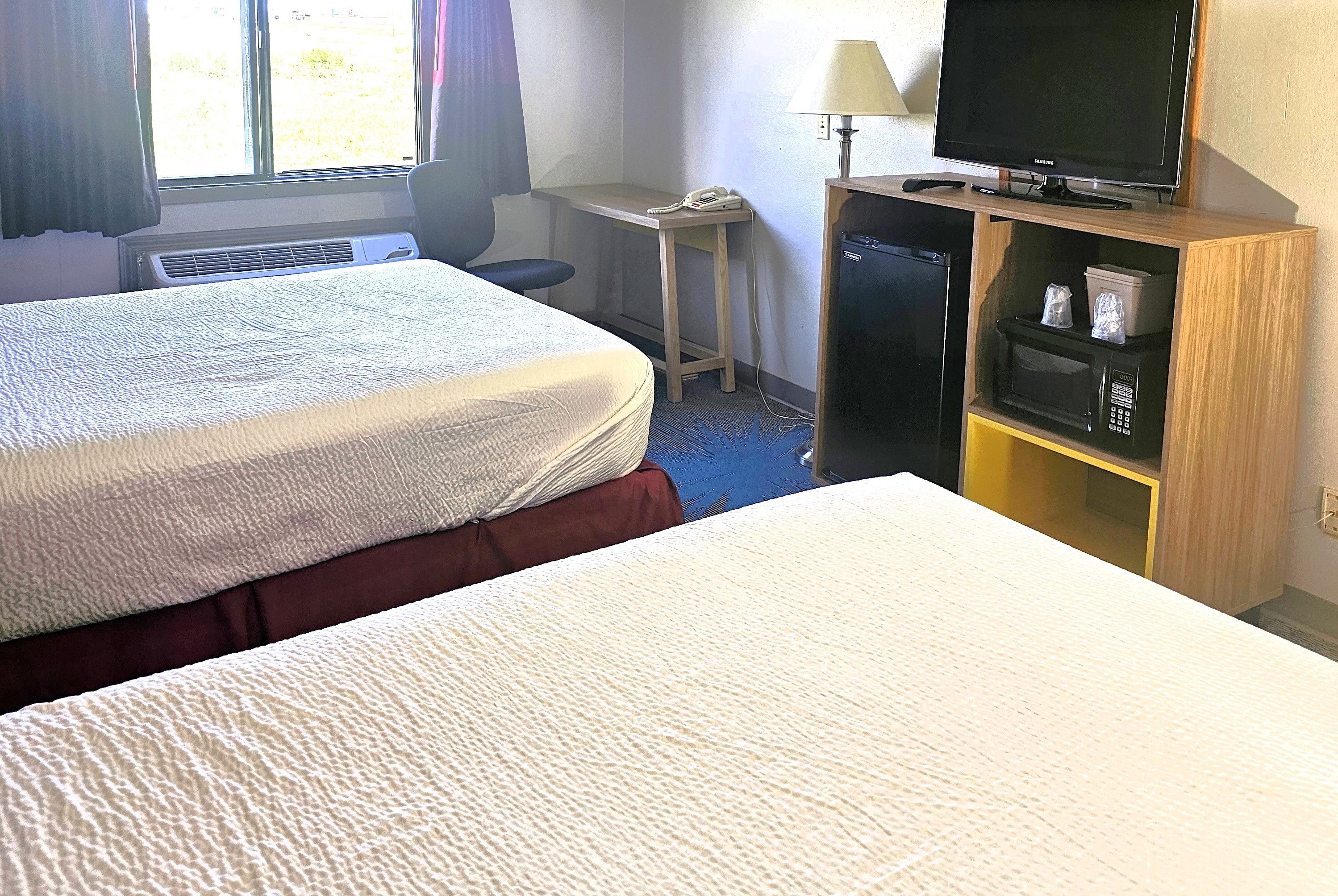 Guest room at the Days Inn by Wyndham North Sioux City in North Sioux City, South Dakota