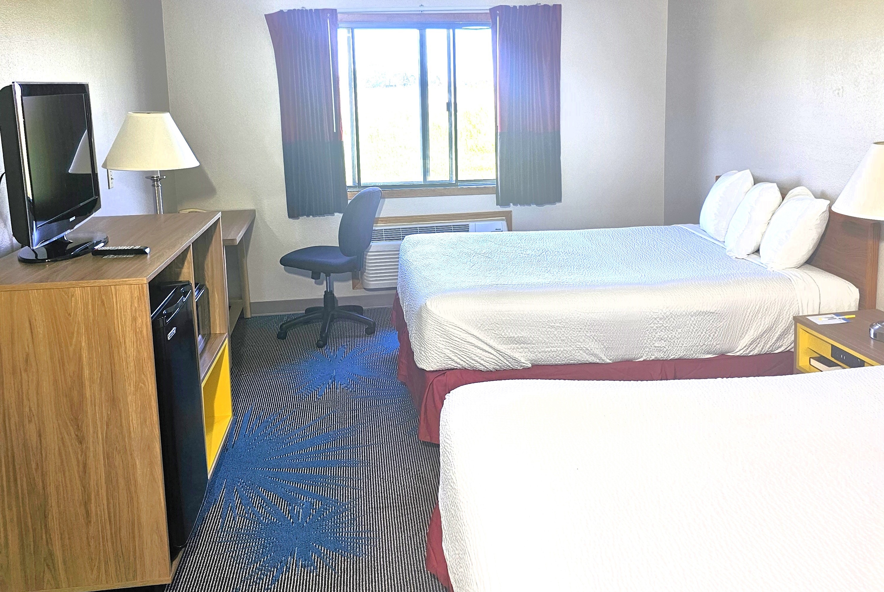 Guest room at the Days Inn by Wyndham North Sioux City in North Sioux City, South Dakota