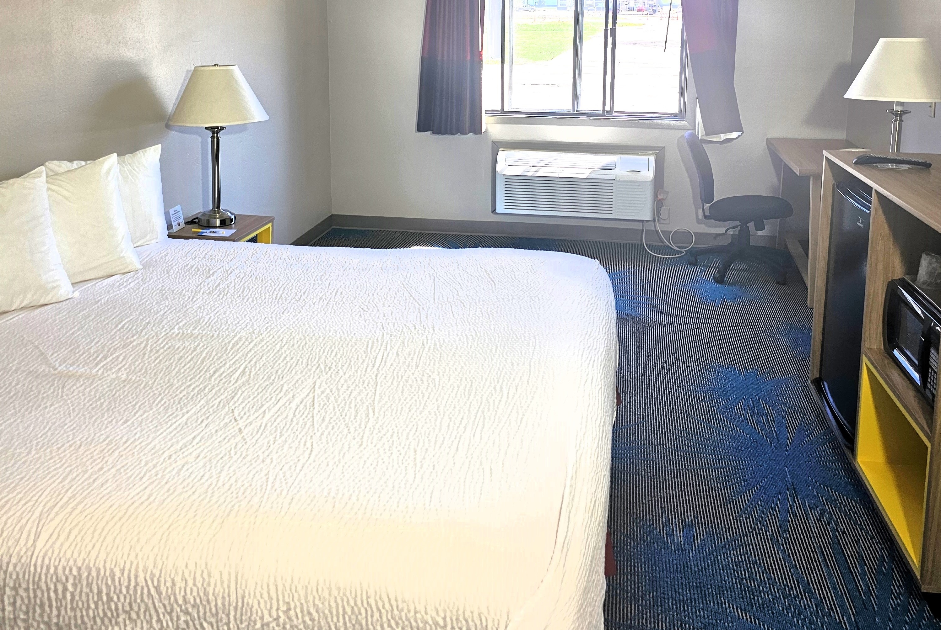 Guest room at the Days Inn by Wyndham North Sioux City in North Sioux City, South Dakota