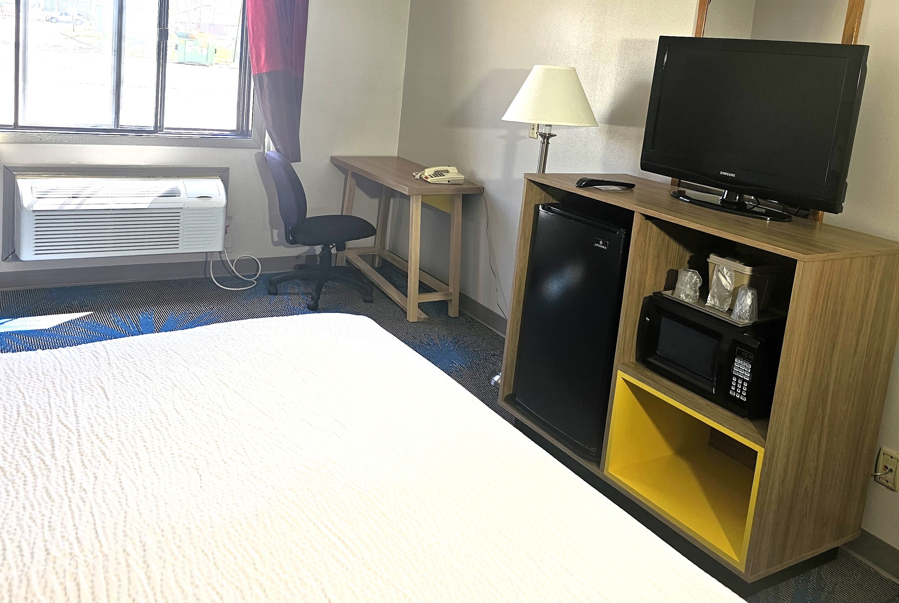 Guest room at the Days Inn by Wyndham North Sioux City in North Sioux City, South Dakota