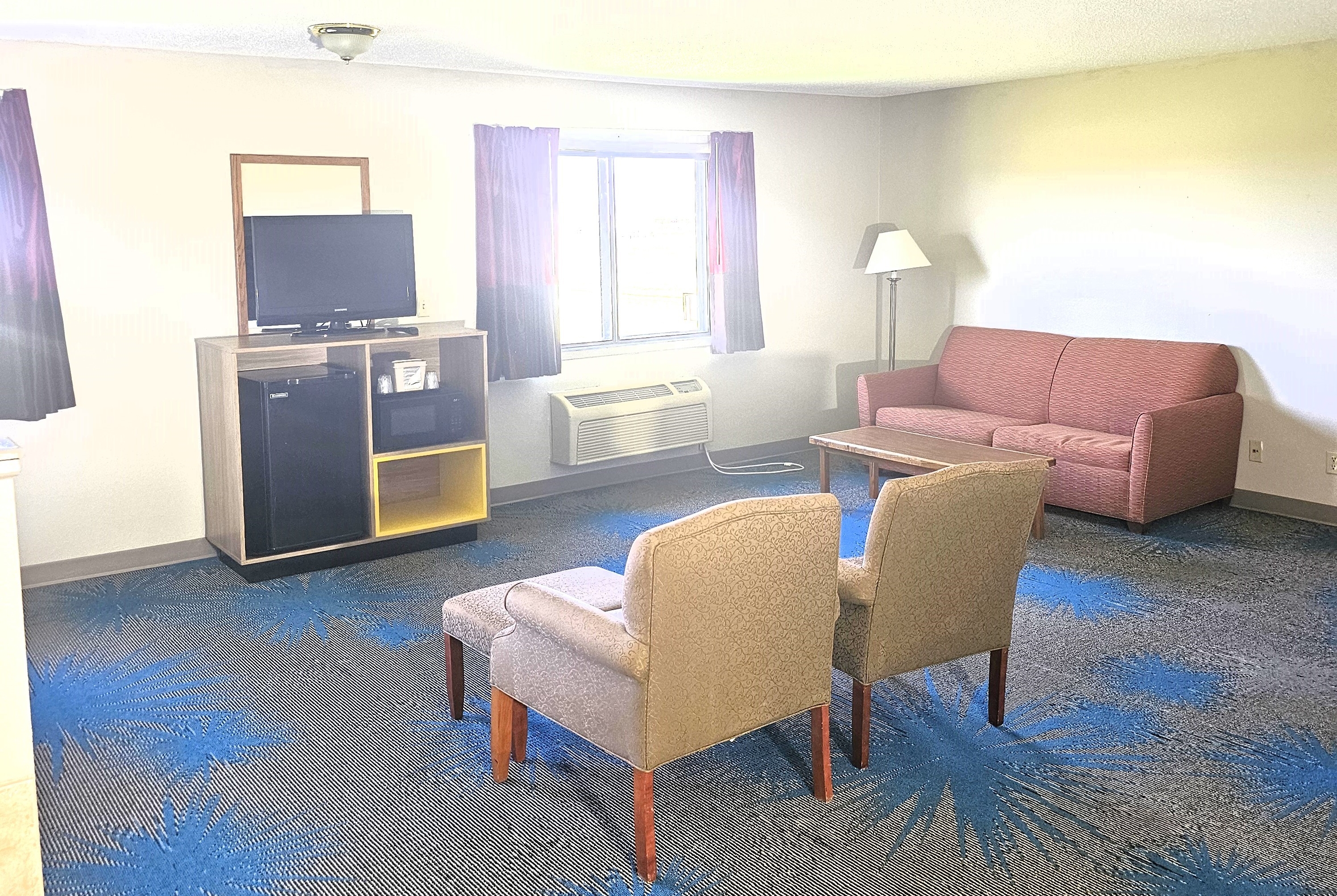 Guest room at the Days Inn by Wyndham North Sioux City in North Sioux City, South Dakota