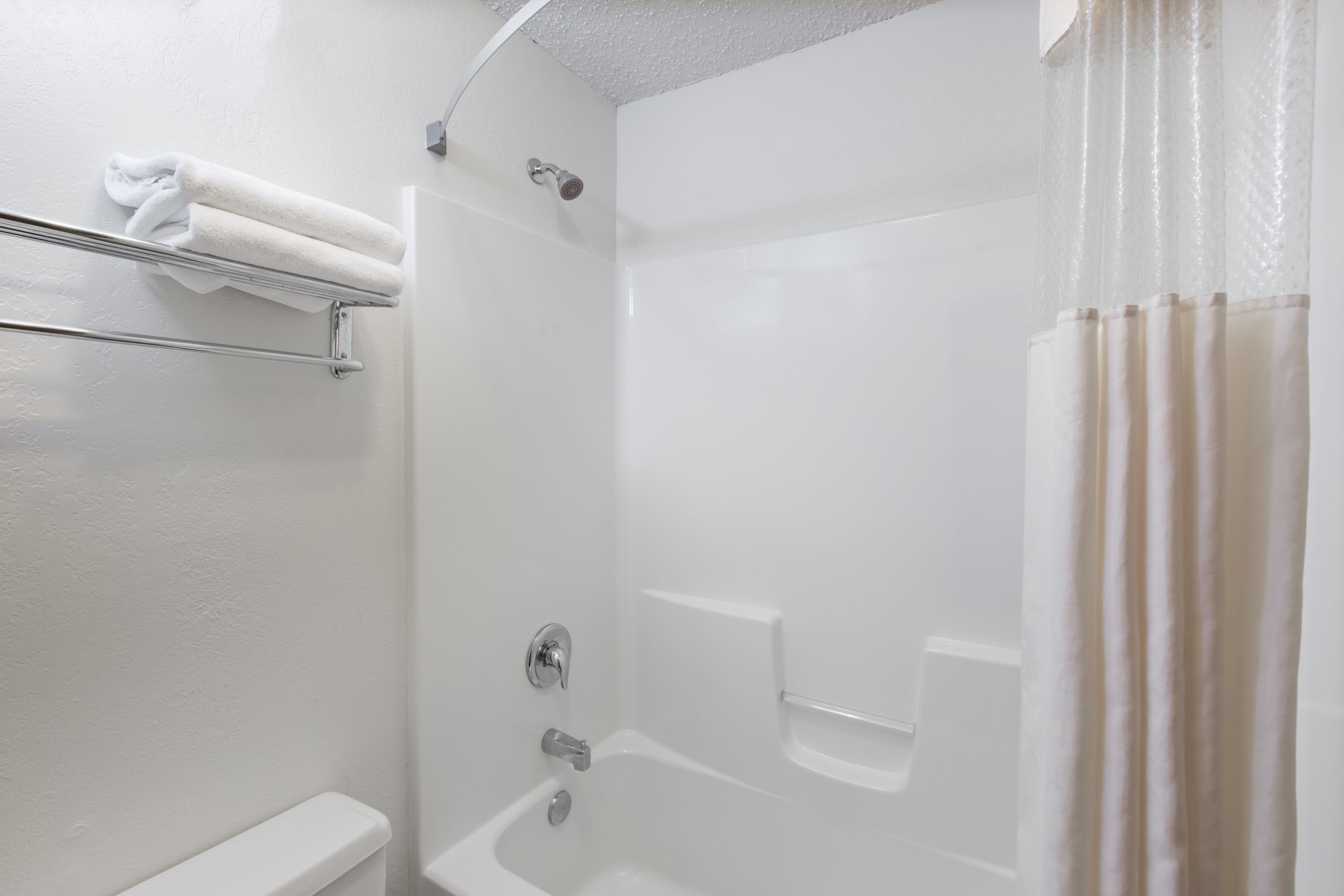 Guest room bath at the Days Inn by Wyndham Pierre in Pierre, South Dakota