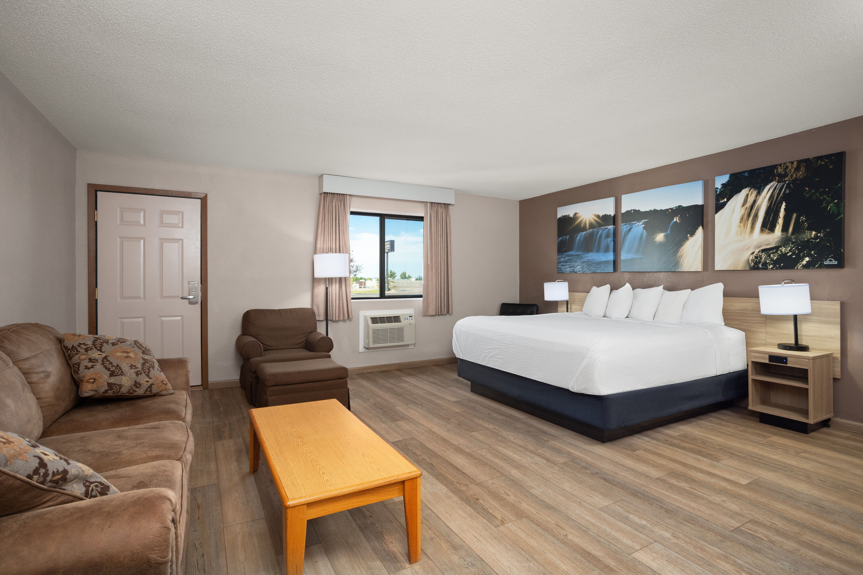 Days Inn by Wyndham Spearfish suite in Spearfish, South Dakota