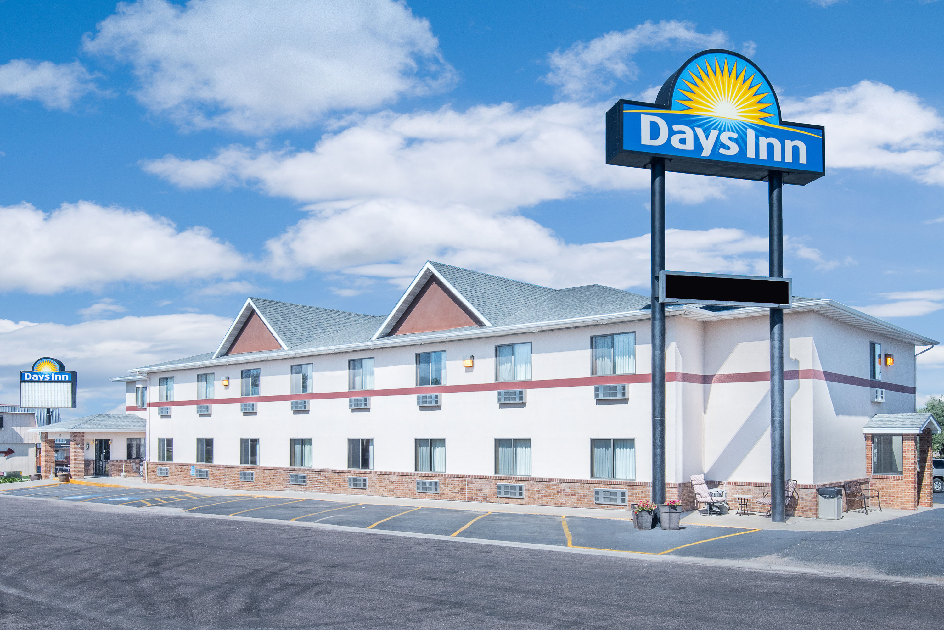 Exterior Day Image of Days Inn by Wyndham Wall hotel in Wall, South Dakota