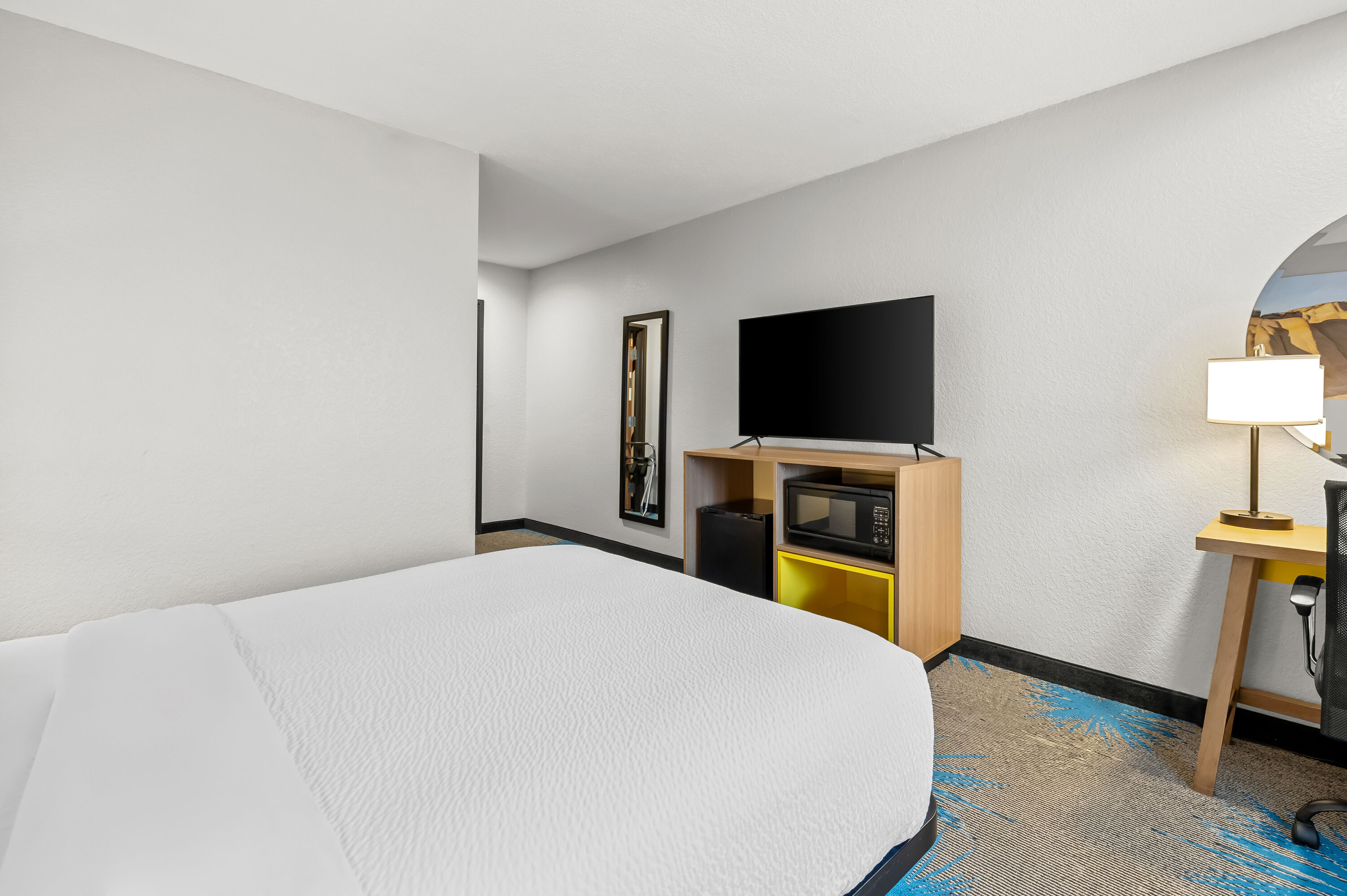 Queen bed guest room at the Days Inn by Wyndham Wall in Wall, South Dakota