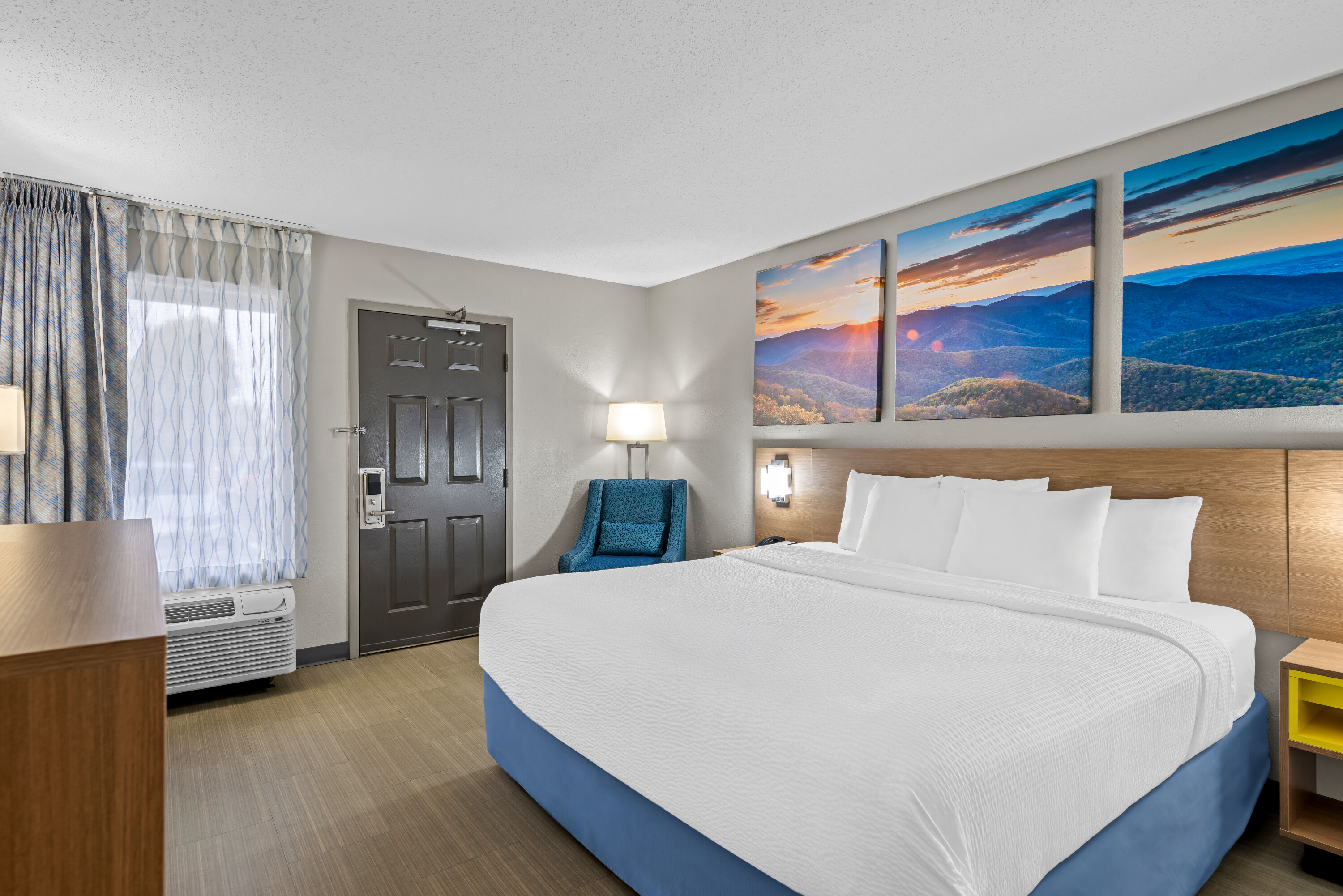 King bed guest room at the Days Inn by Wyndham Chattanooga/Hamilton Place in Chattanooga, Tennessee