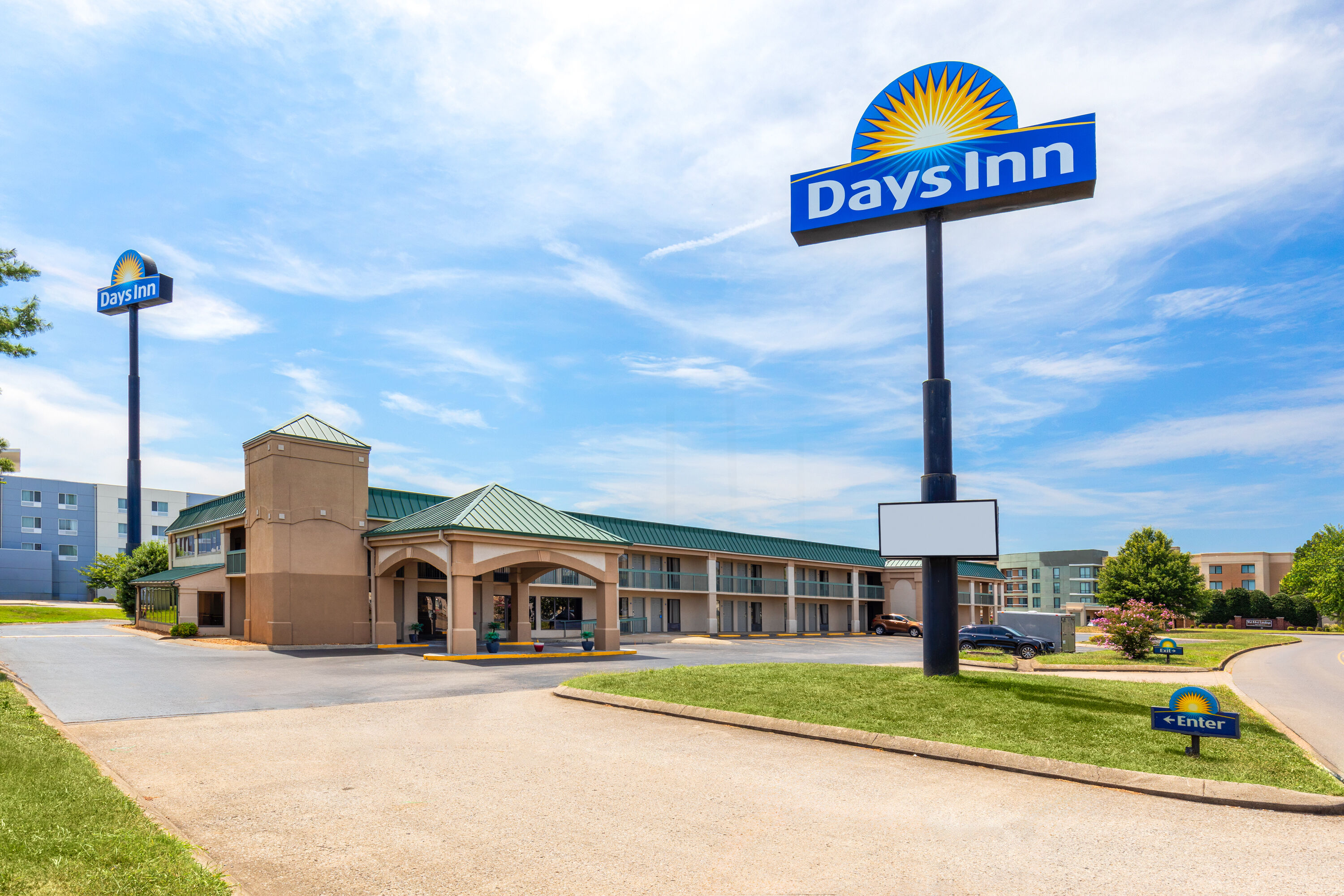 Exterior Day Image of Days Inn by Wyndham Clarksville North hotel in Clarksville, Tennessee